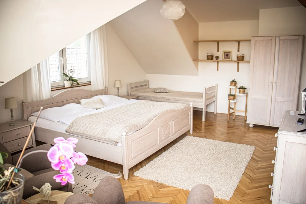 Lázeňský relax v Luhačovicích: nové apartmány se zahradou, snídaně i koupel ve wellness sudu