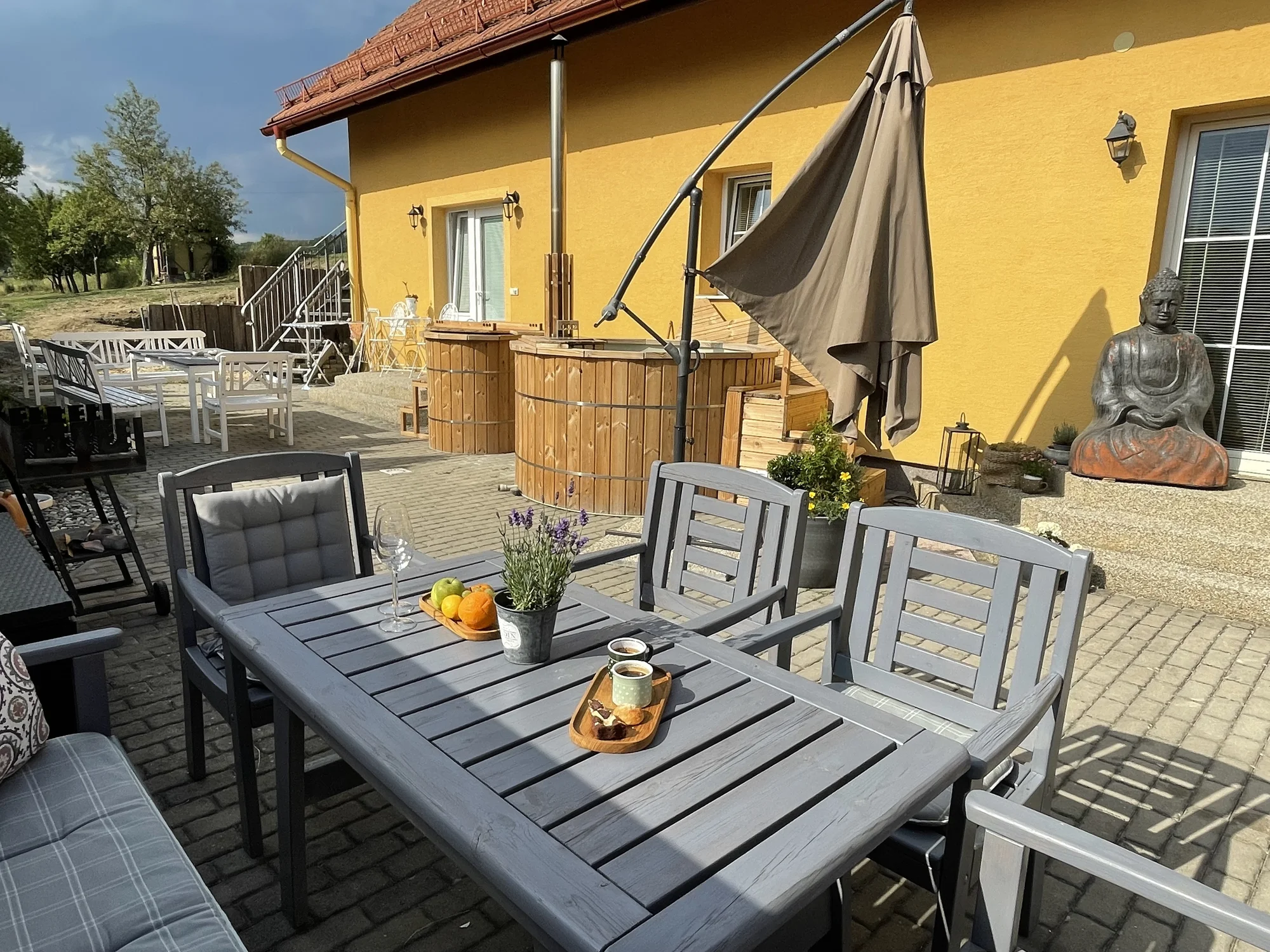 Lázeňský relax v Luhačovicích: nové apartmány se zahradou, snídaně i koupel ve wellness sudu