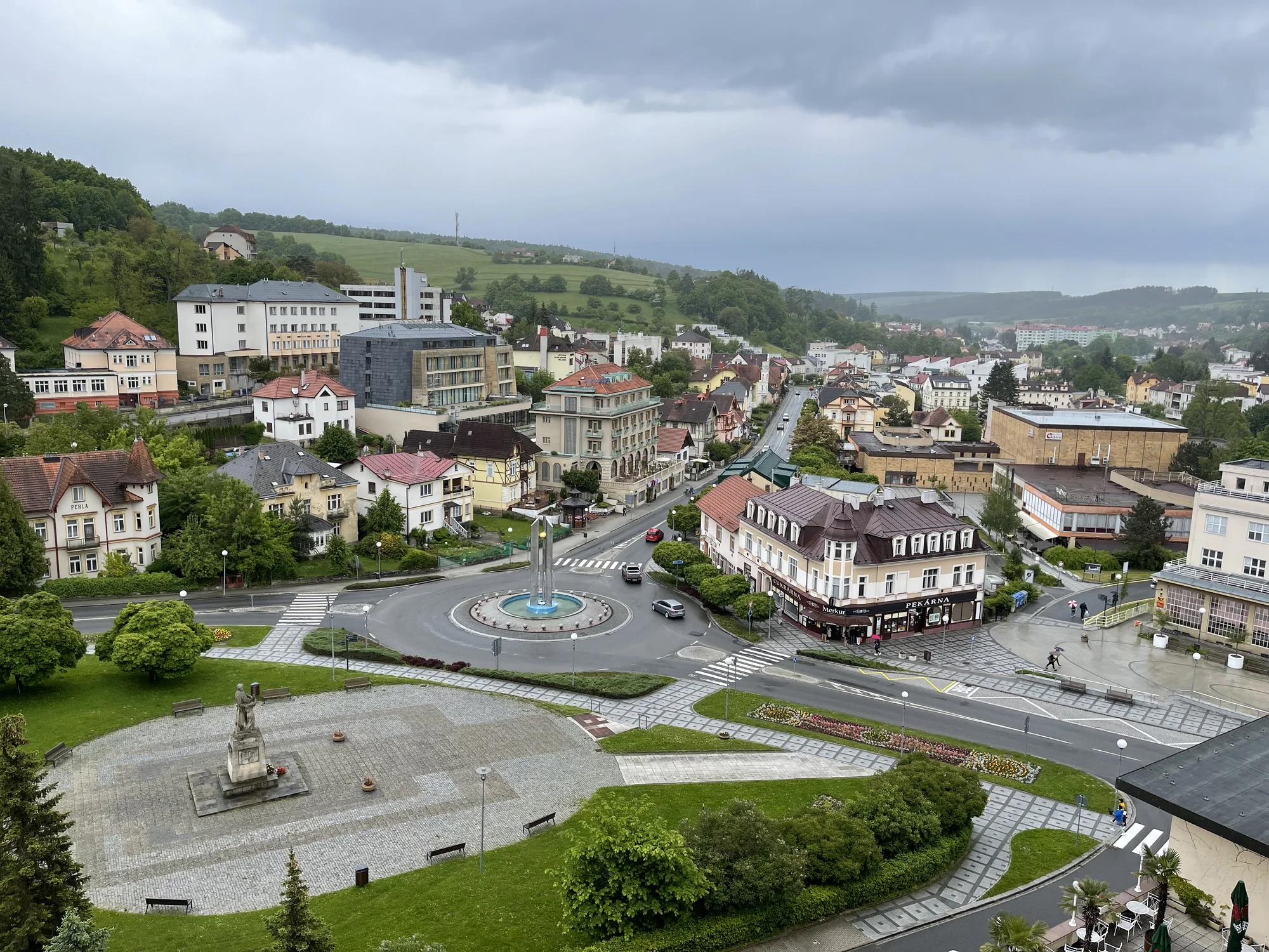 Lázeňský relax v Luhačovicích: nové apartmány se zahradou, snídaně i koupel ve wellness sudu