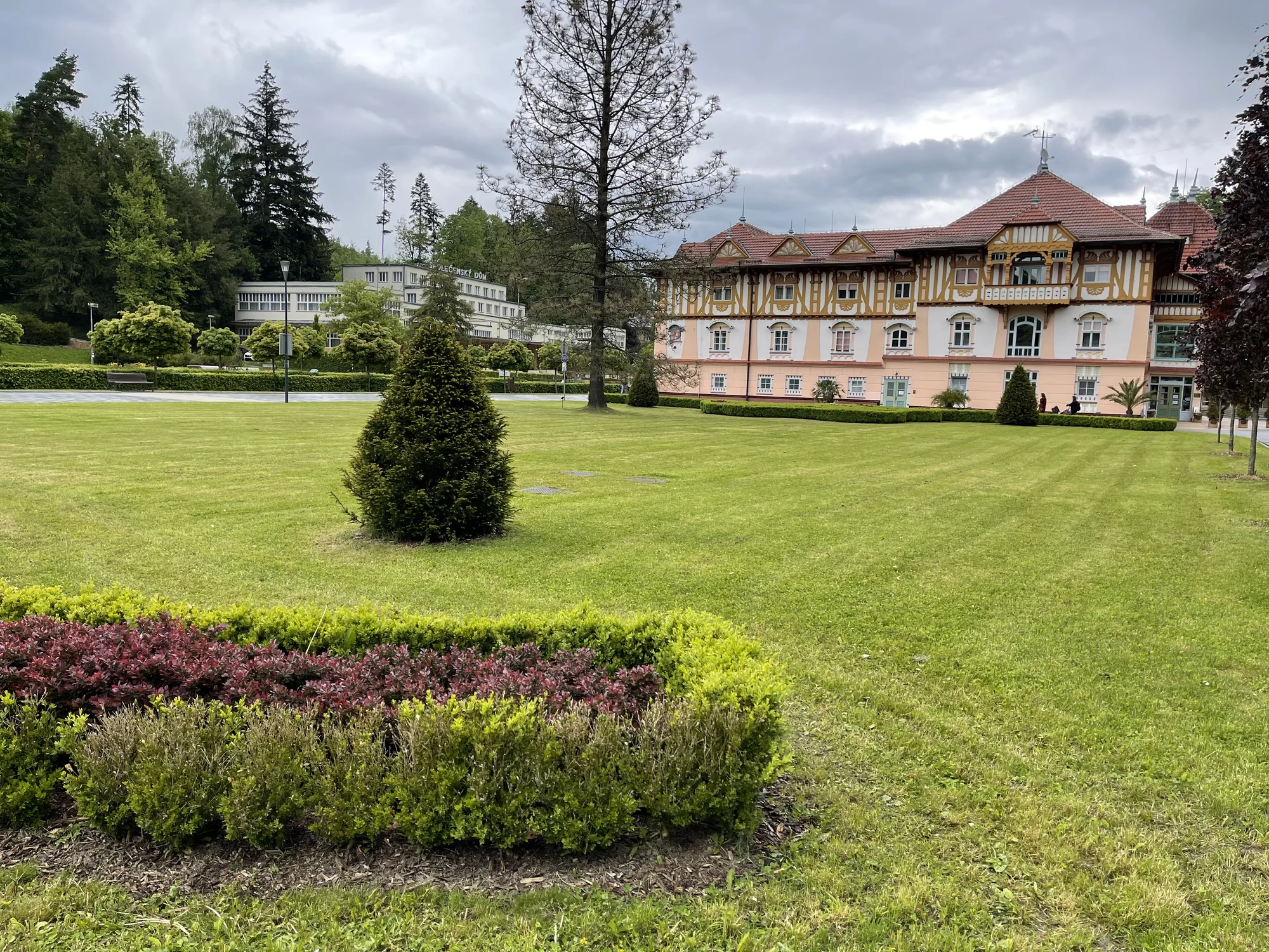 Lázeňský relax v Luhačovicích: nové apartmány se zahradou, snídaně i koupel ve wellness sudu