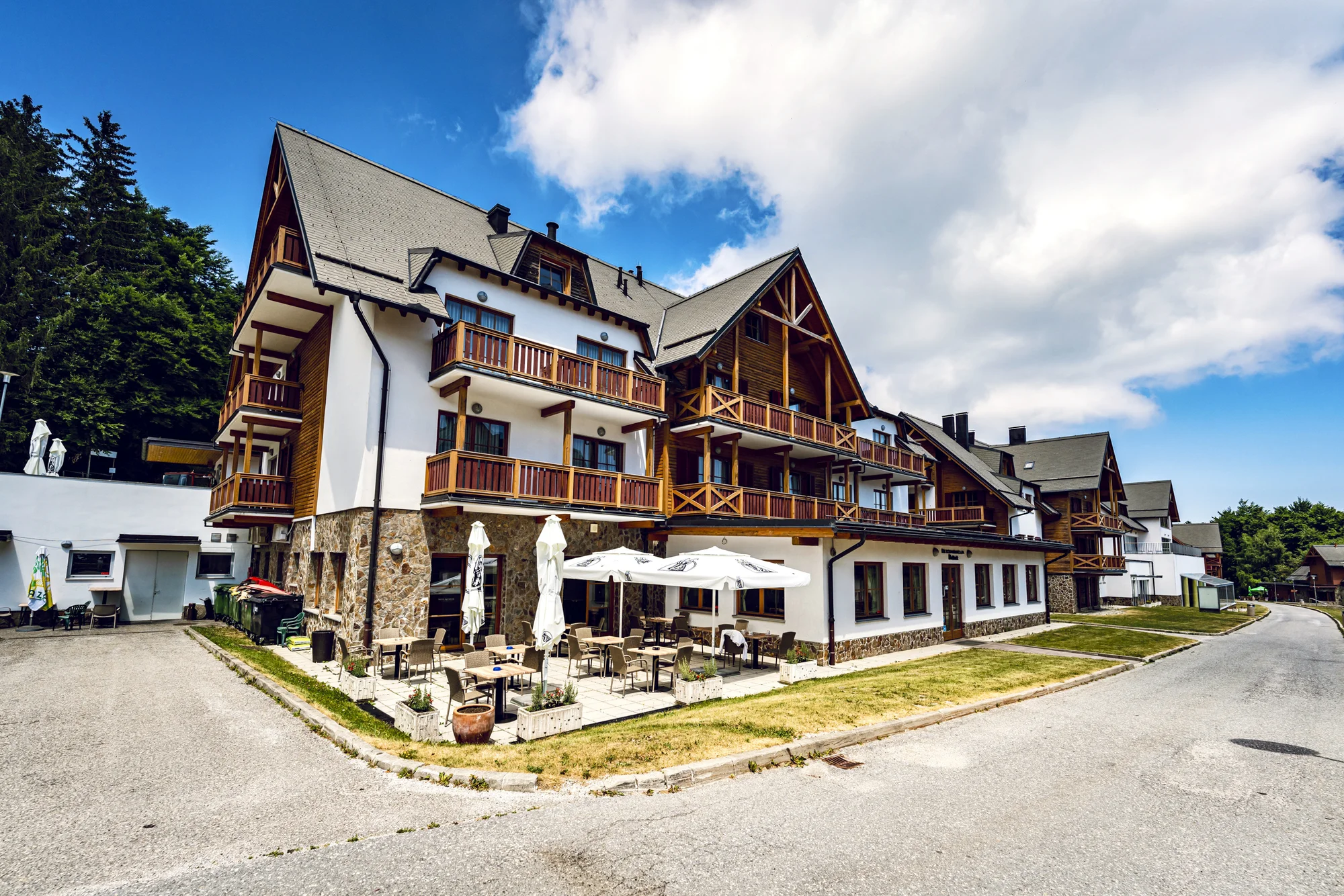 Dovolená ve Slovinsku: horský hotel u Mariboru s polopenzí a bazénem