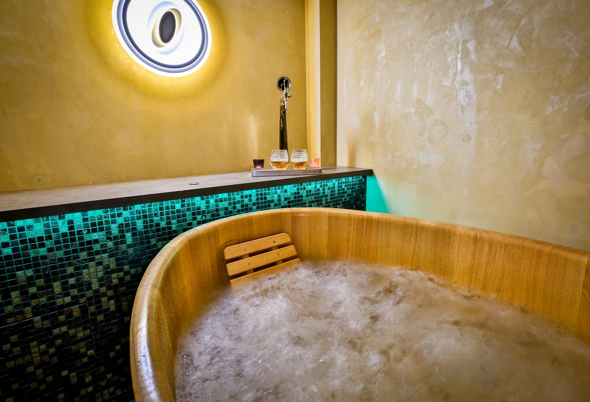 Luxusní wellness na Hluboké: privátní koupel v růžích nebo pivní lázně pro dva
