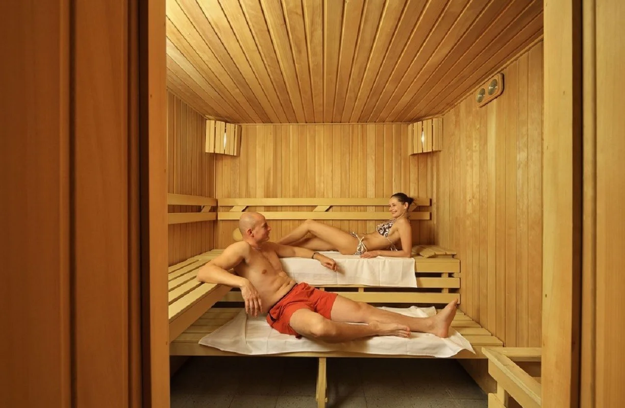 Luxusní wellness na Hluboké: privátní koupel v růžích nebo pivní lázně pro dva