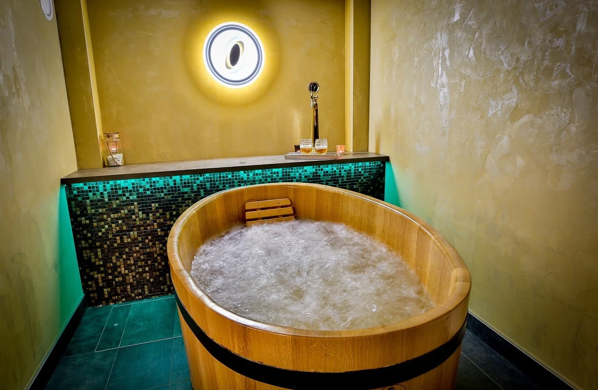 Luxusní wellness na Hluboké: privátní koupel v růžích nebo pivní lázně pro dva