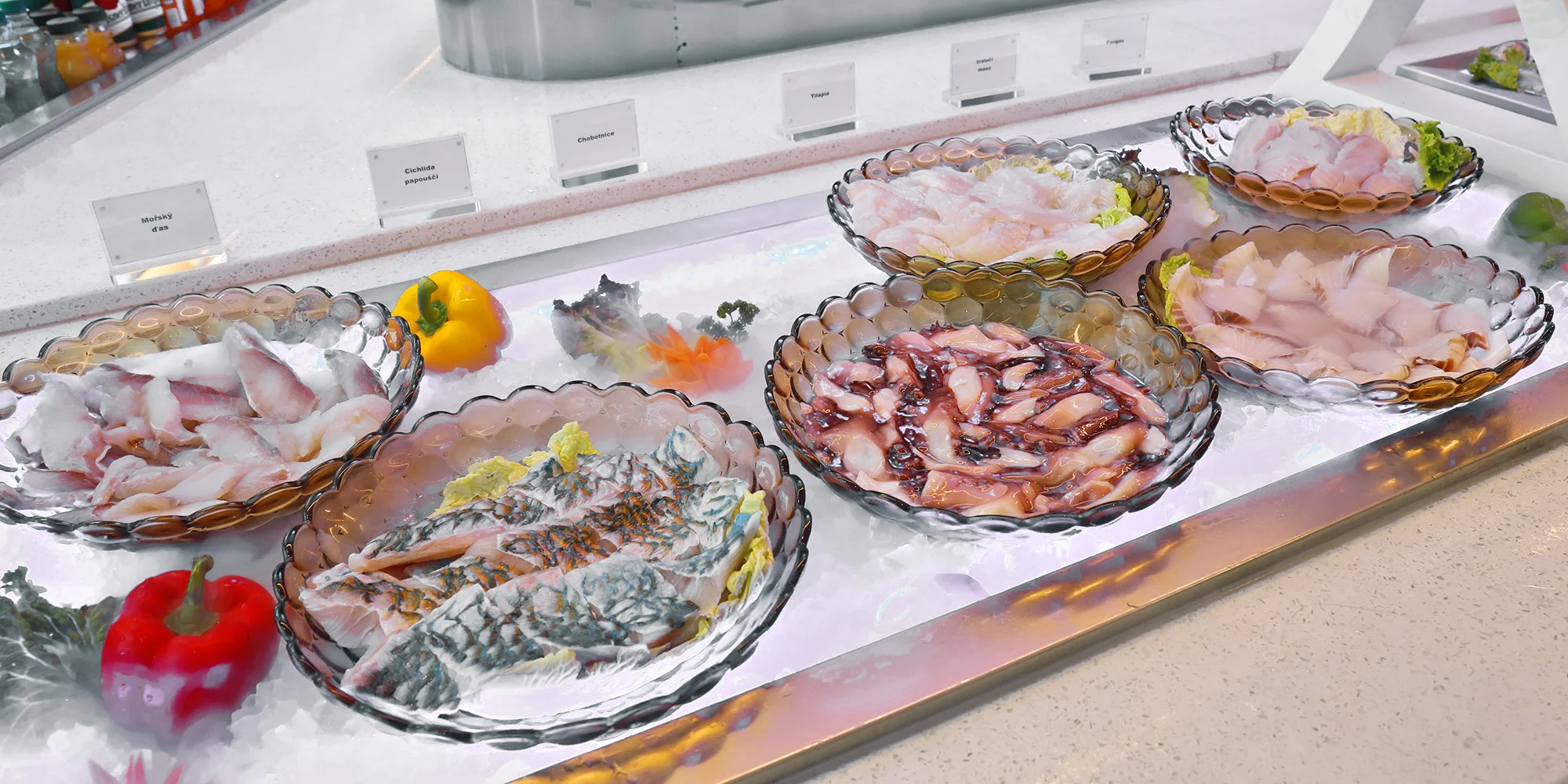 2 hodiny neomezené konzumace asijských pokrmů a dalších specialit: wok, sushi a gril bufet
