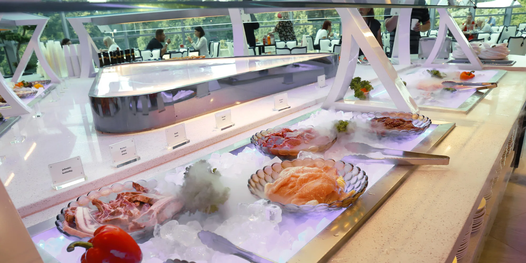 2 hodiny neomezené konzumace asijských pokrmů a dalších specialit: wok, sushi a gril bufet
