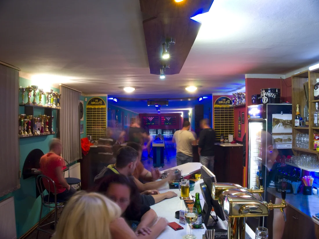 Skoulejte si skvělou zábavu: hodina bowlingu pro partu až 8 hráčů
