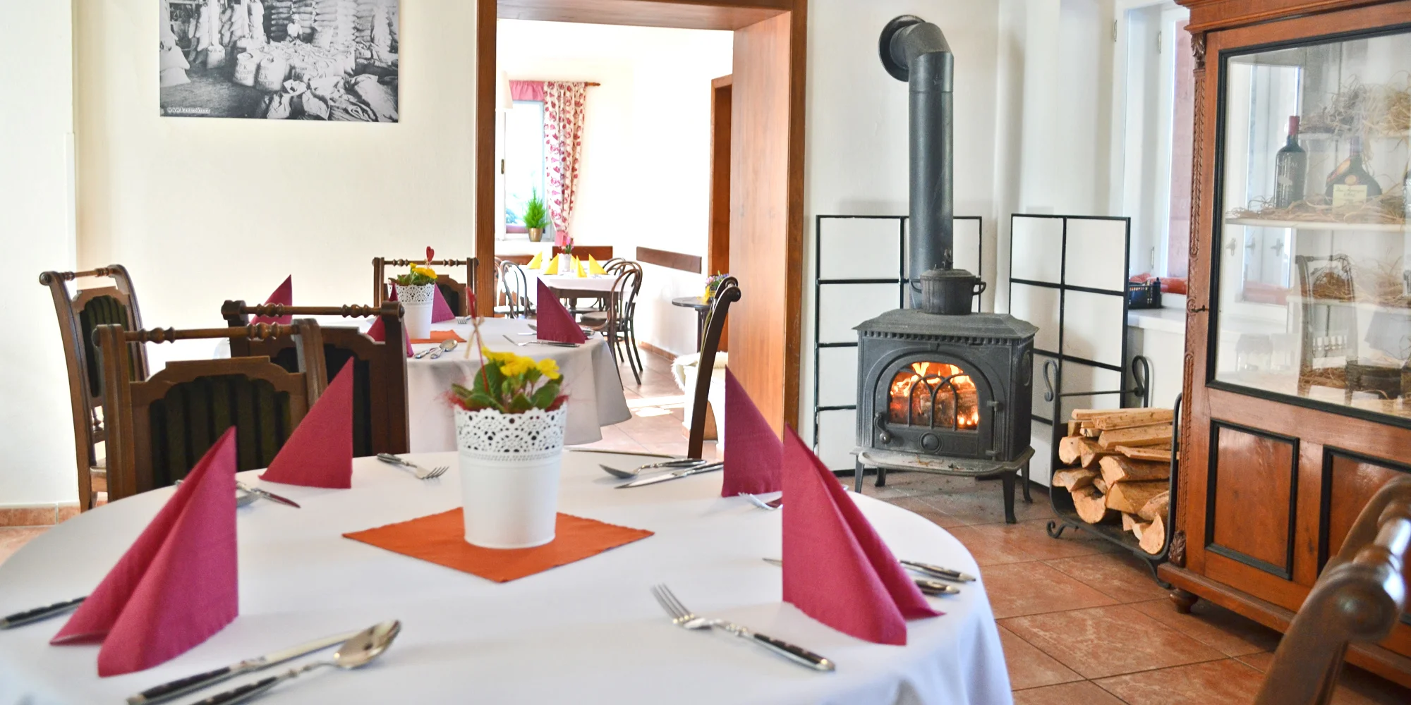 Tříchodové menu pro 2 osoby U Nouzů: kulajda, vepřová kotleta i čokoládový dortík