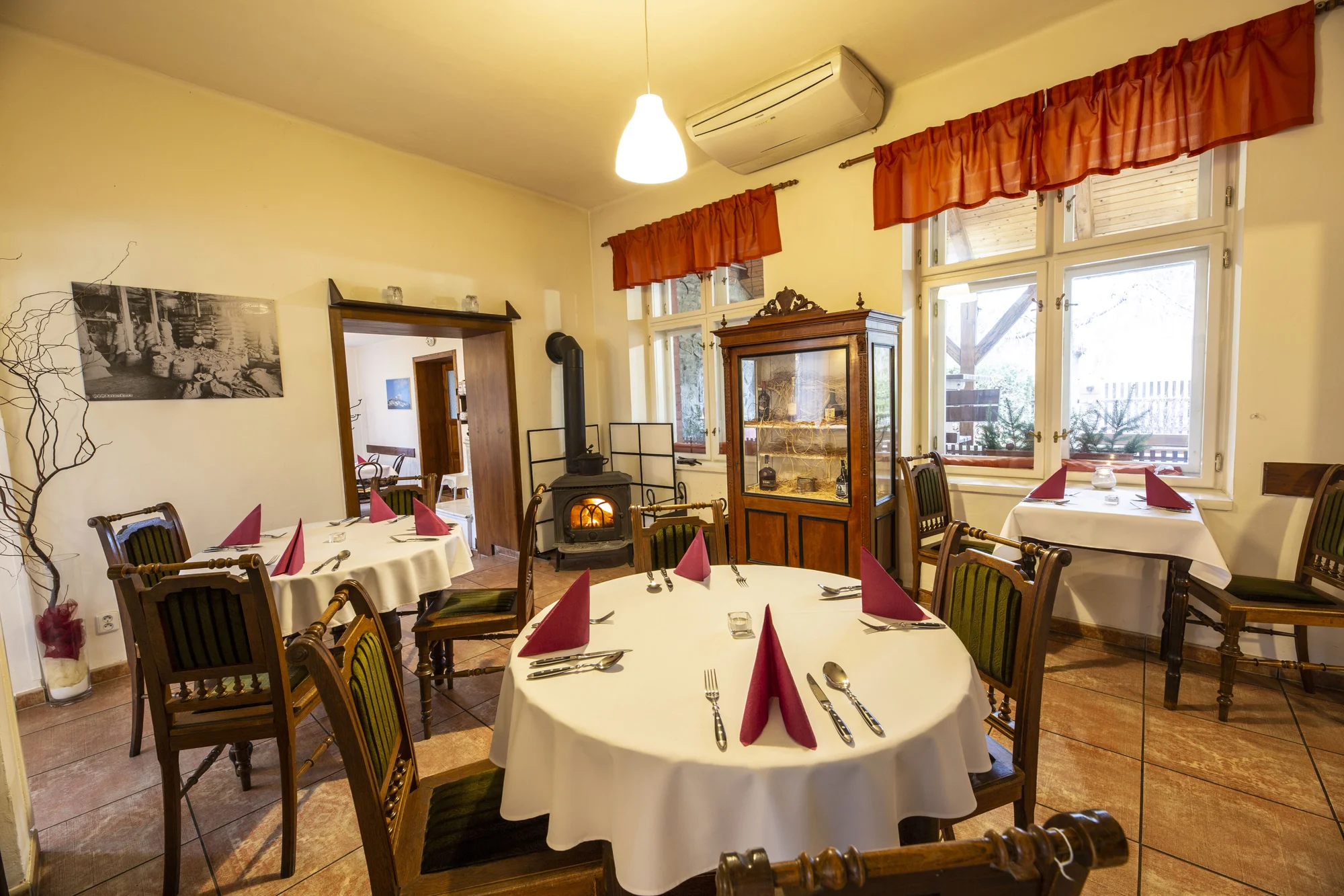 Tříchodové menu pro 2 osoby U Nouzů: kulajda, vepřová kotleta i čokoládový dortík