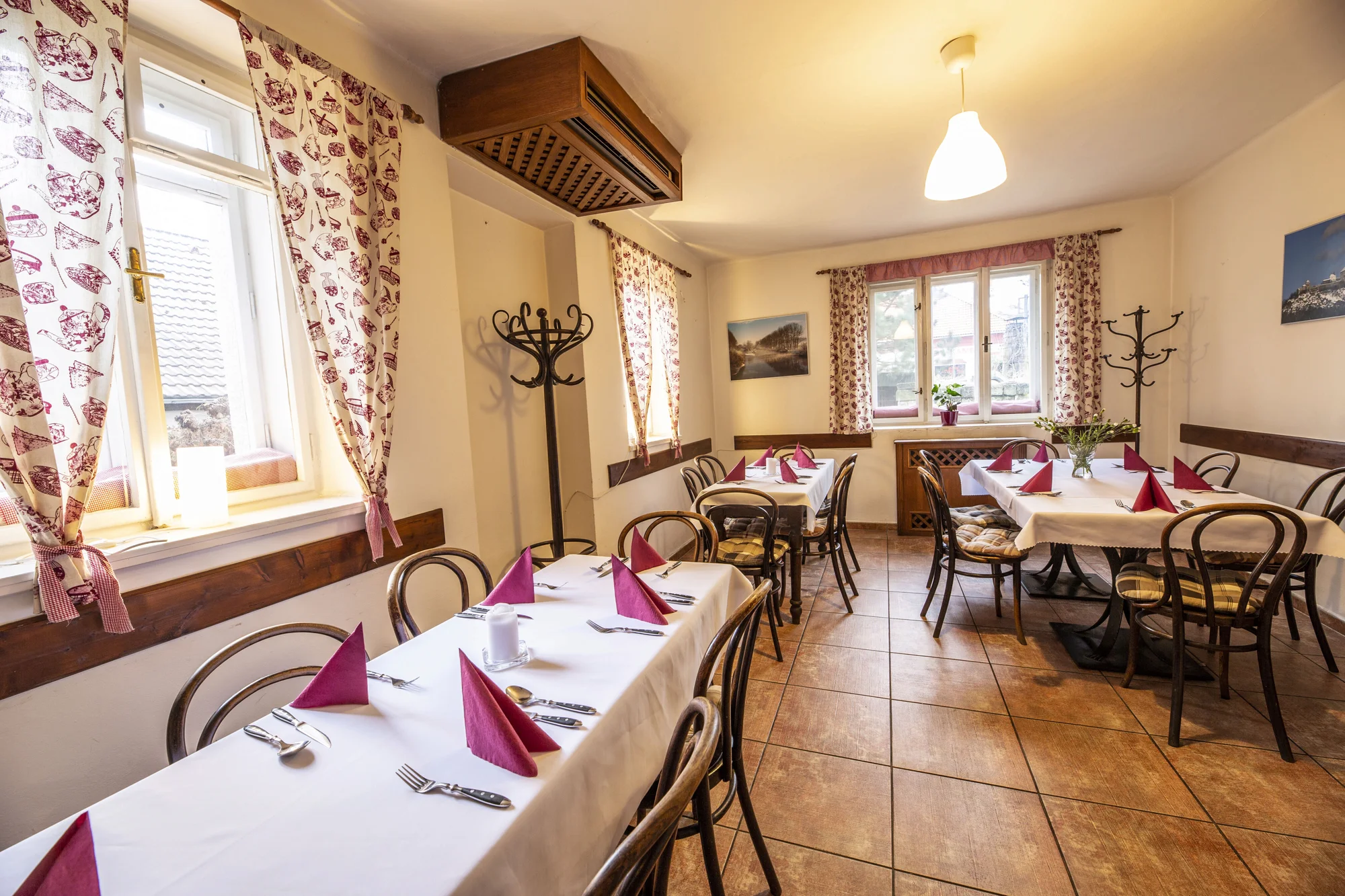 Tříchodové menu pro 2 osoby U Nouzů: kulajda, vepřová kotleta i čokoládový dortík