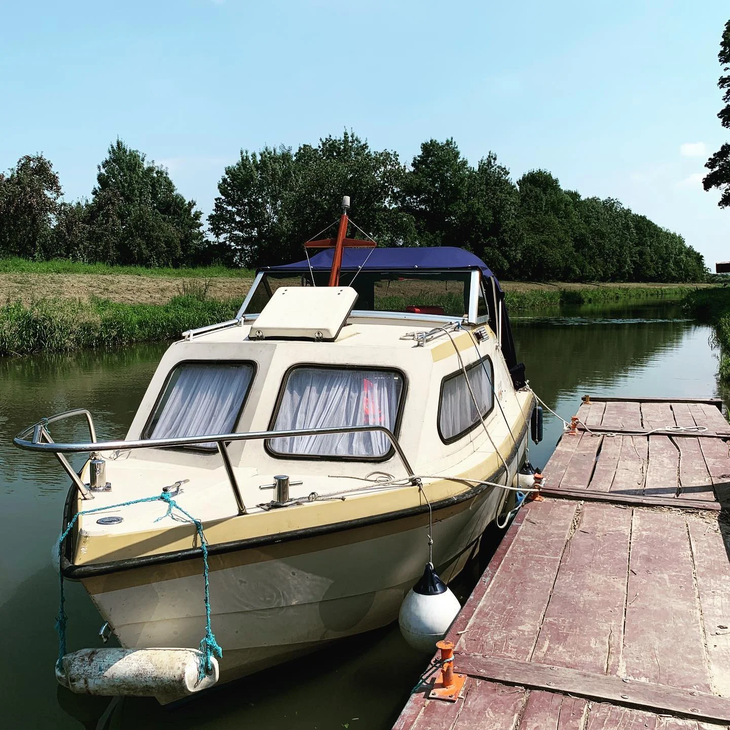 Splujte Baťův kanál: loď s kajutou, motorový člun nebo hausbót, plavba na pár hodin i celé dny