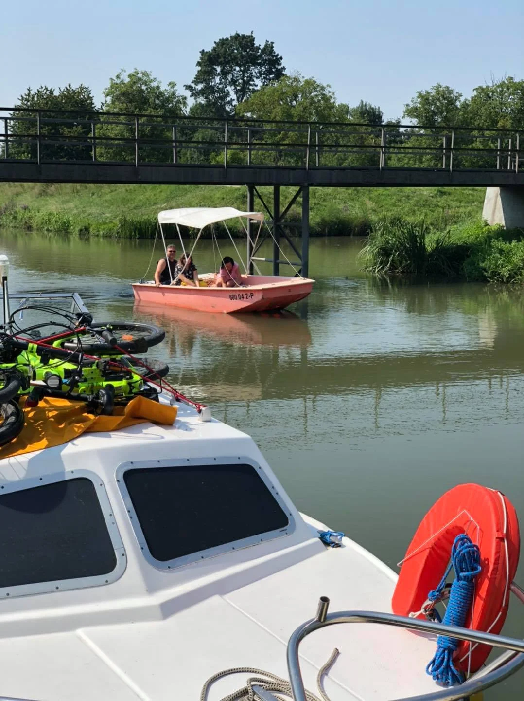 Splujte Baťův kanál: loď s kajutou, motorový člun nebo hausbót, plavba na pár hodin i celé dny
