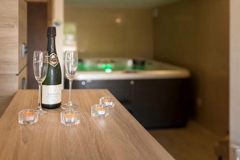 Luxusní privátní wellness v poloroubence: 120 minut relaxace až pro 4 osoby