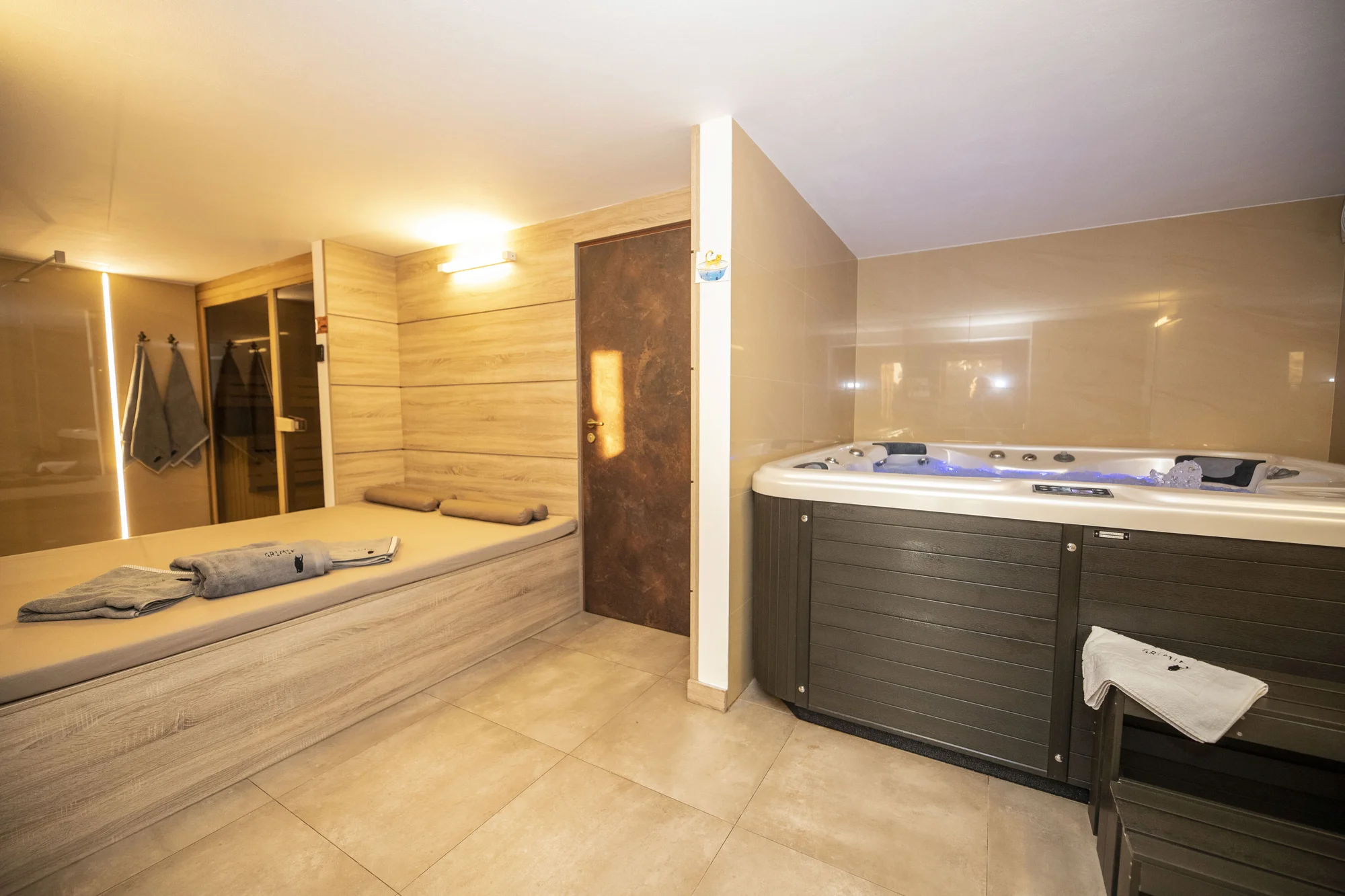 Luxusní privátní wellness v poloroubence: 120 minut relaxace až pro 4 osoby