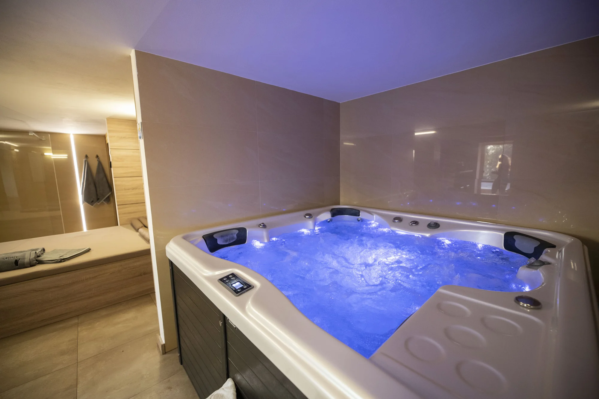 Luxusní privátní wellness v poloroubence: 120 minut relaxace až pro 4 osoby