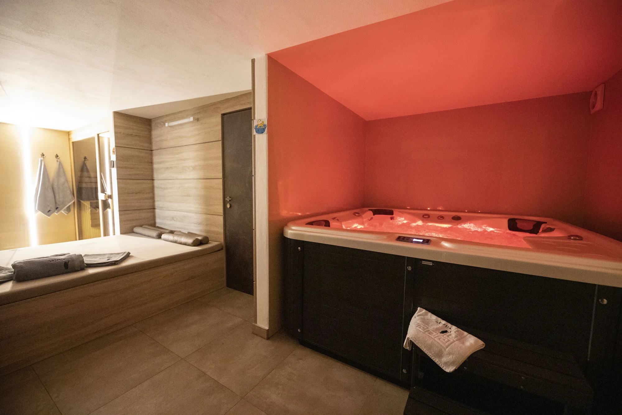 Luxusní privátní wellness v poloroubence: 120 minut relaxace až pro 4 osoby