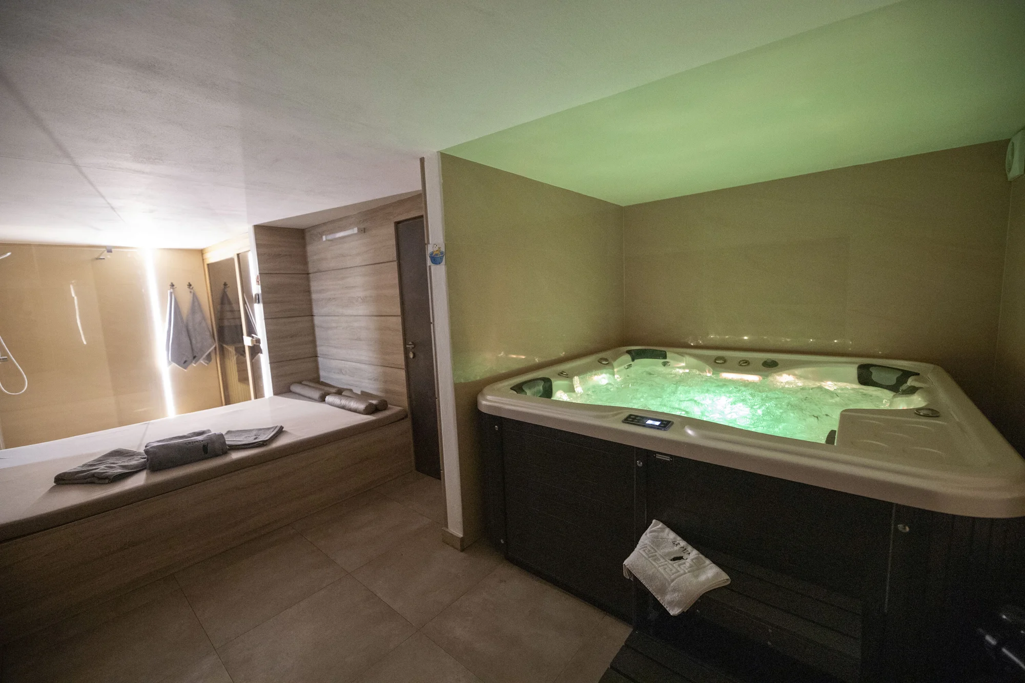 Luxusní privátní wellness v poloroubence: 120 minut relaxace až pro 4 osoby