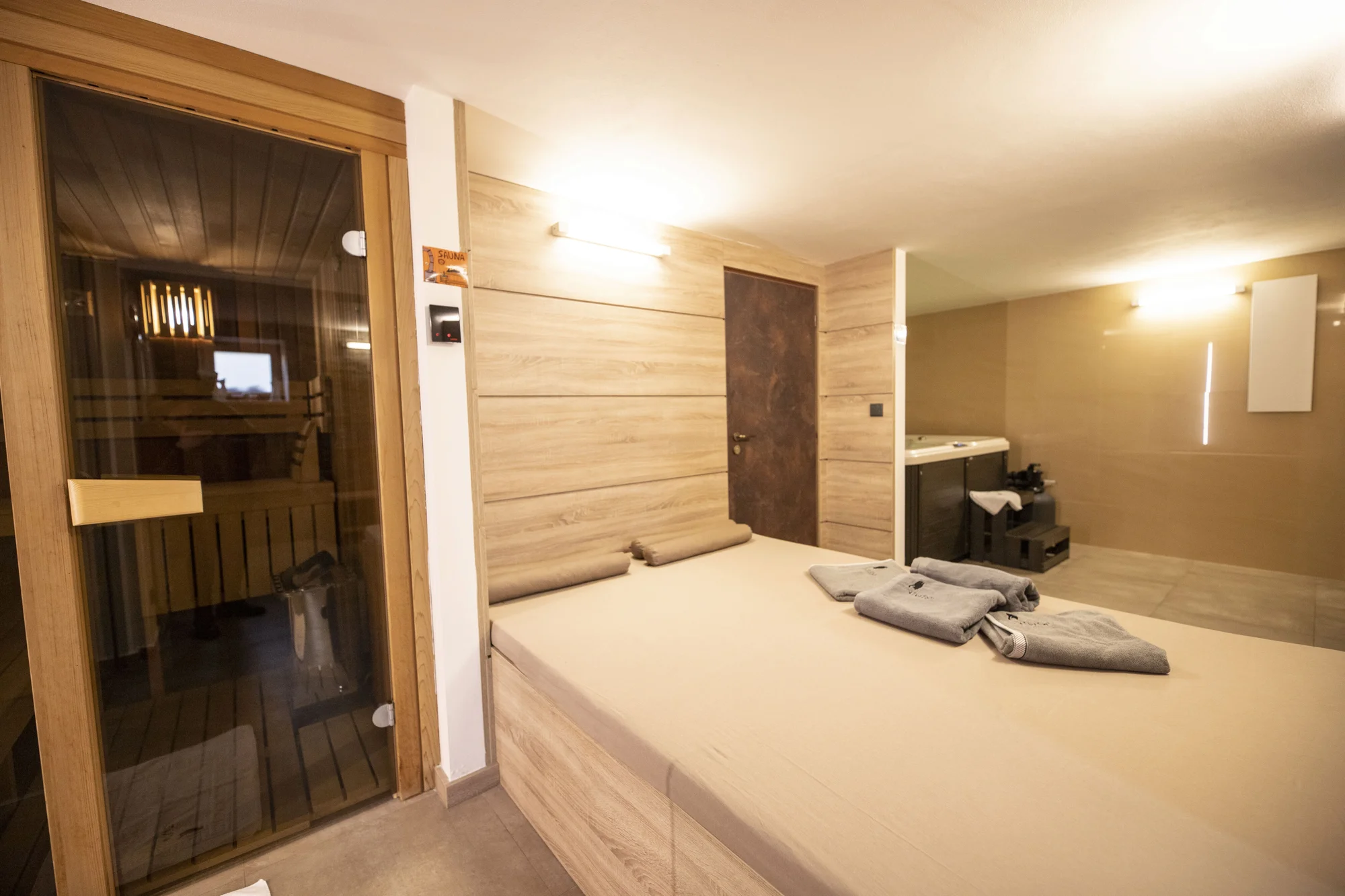 Luxusní privátní wellness v poloroubence: 120 minut relaxace až pro 4 osoby