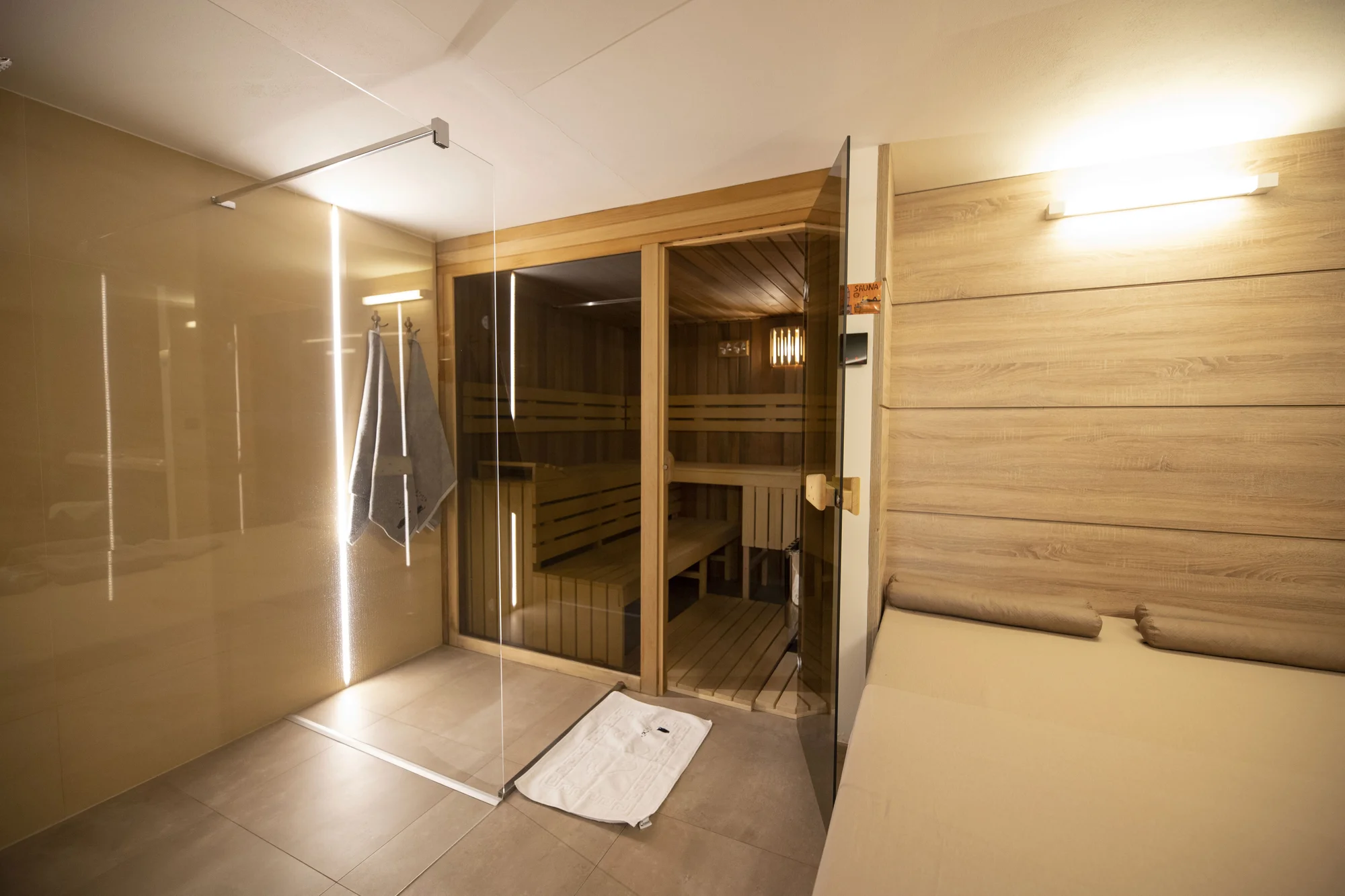 Luxusní privátní wellness v poloroubence: 120 minut relaxace až pro 4 osoby