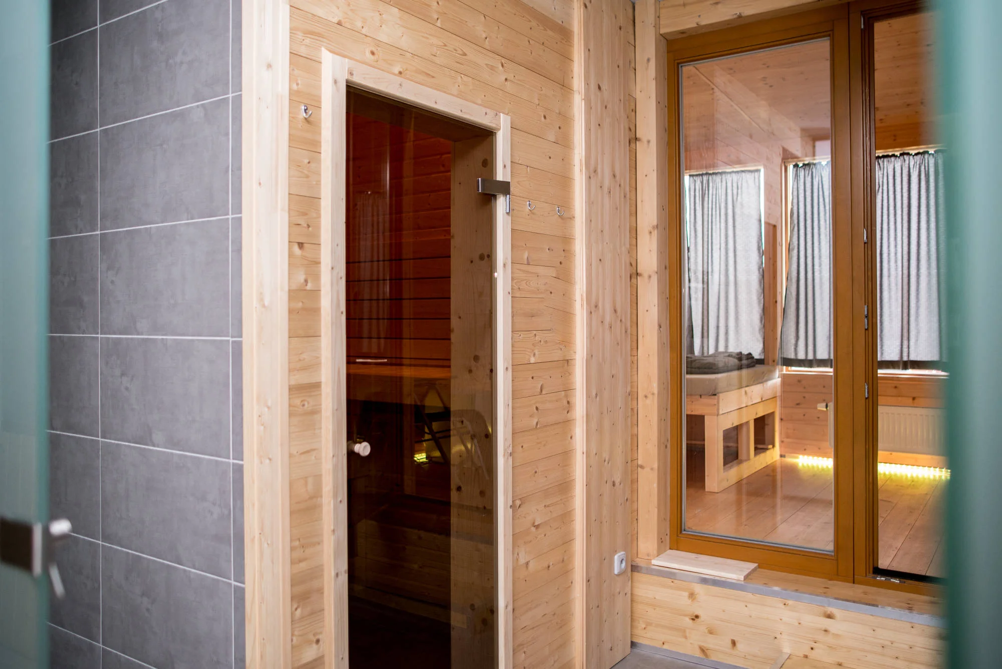 Parádní relax: vstup na 150 min. do saunového světa a lahev sektu pro dva