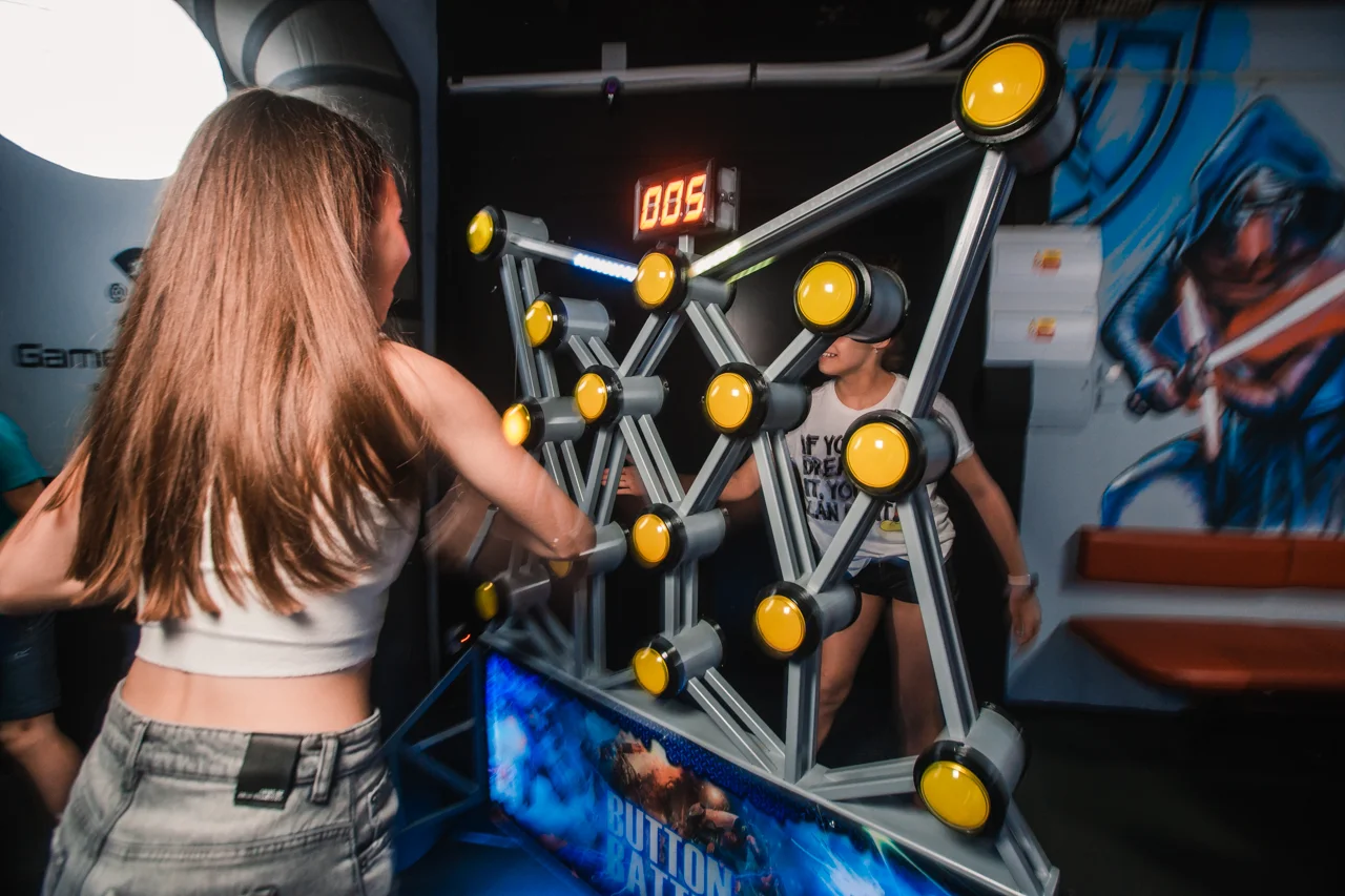50 - 100 minut zábavy pro 2-4 hráče: virtuální realita, 9D kino, střelecký simulátor a postřehové hry