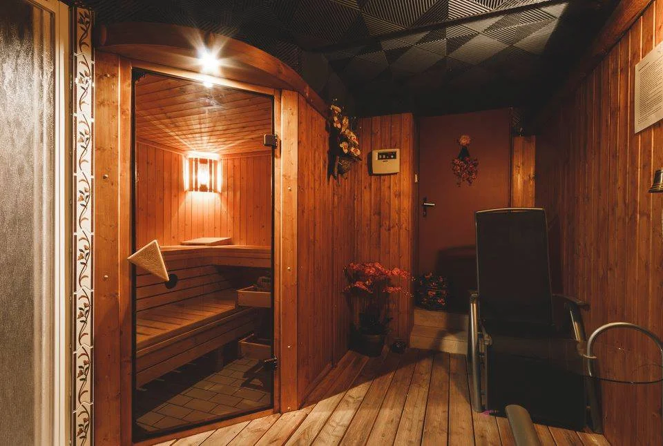 Intenzivní relax pro dva: finská sauna a 60–90min. masáž dle výběru