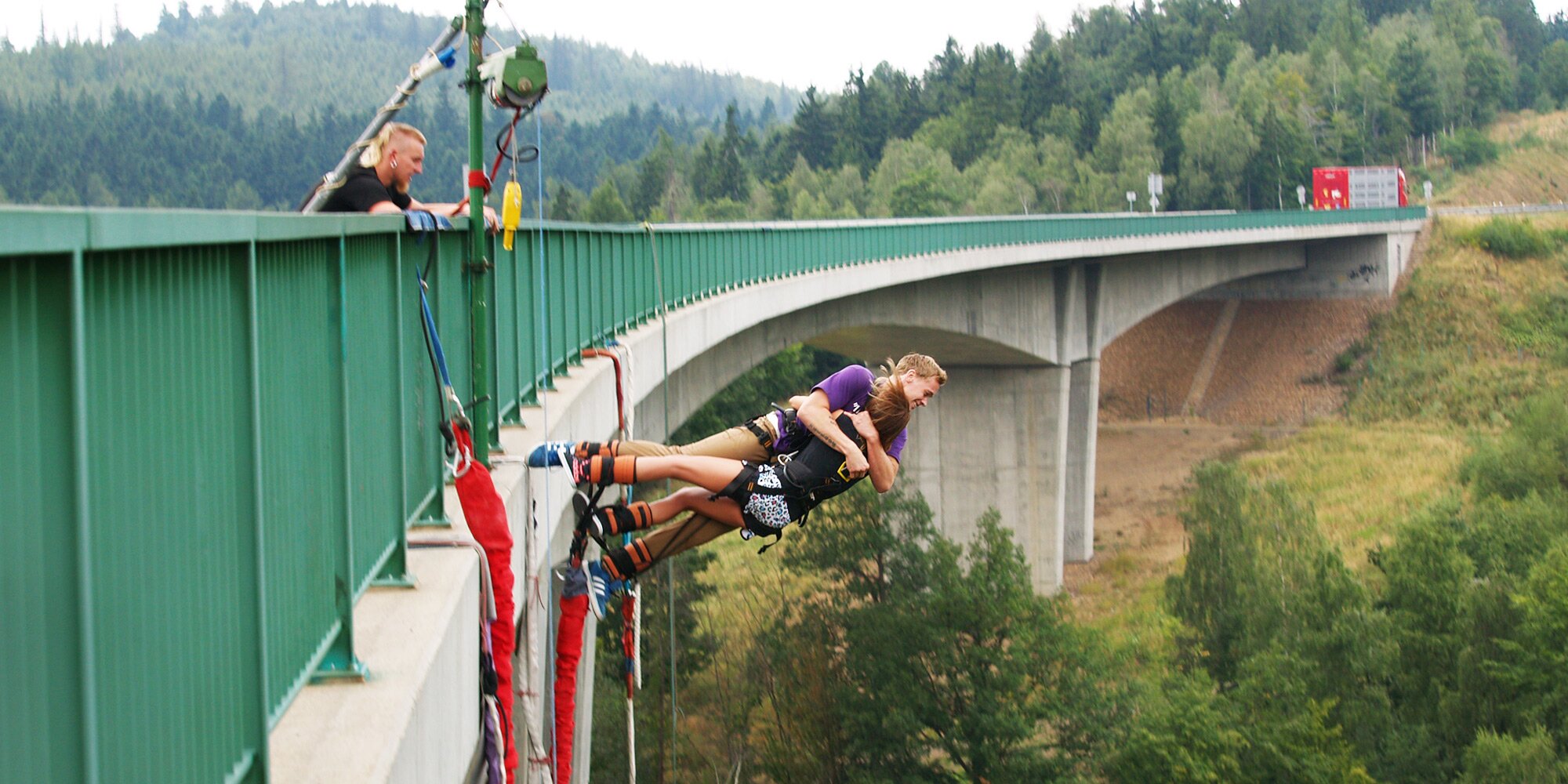 Extrémní bungee jumping z nejvyššího mostu v ČR