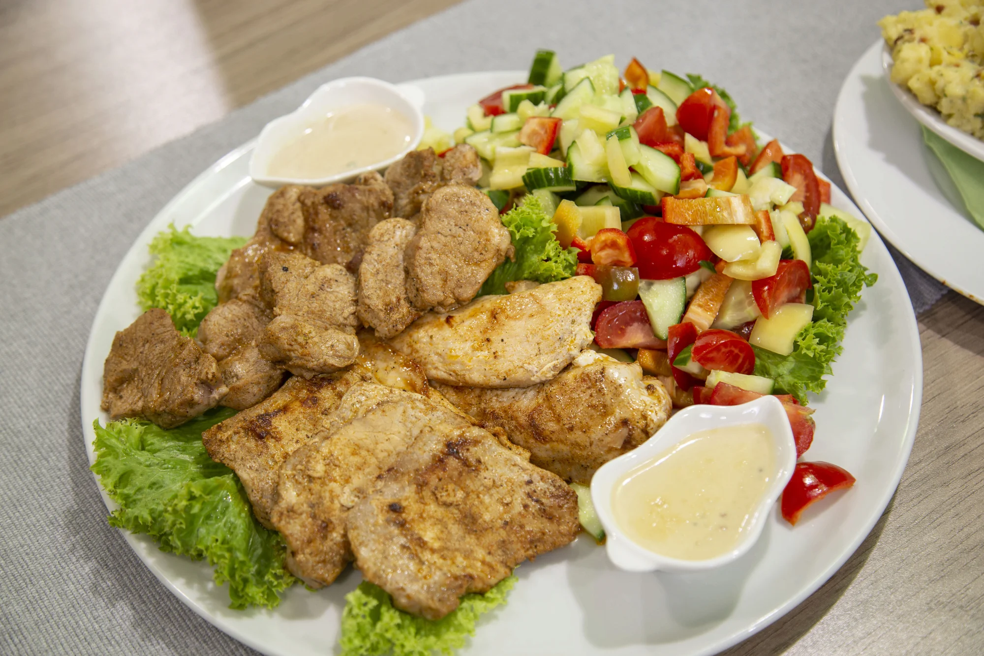 Steak menu z grilu až pro 3 jedlíky: vepřové i kuřecí maso, šťouchané brambory, omáčky a zelenina