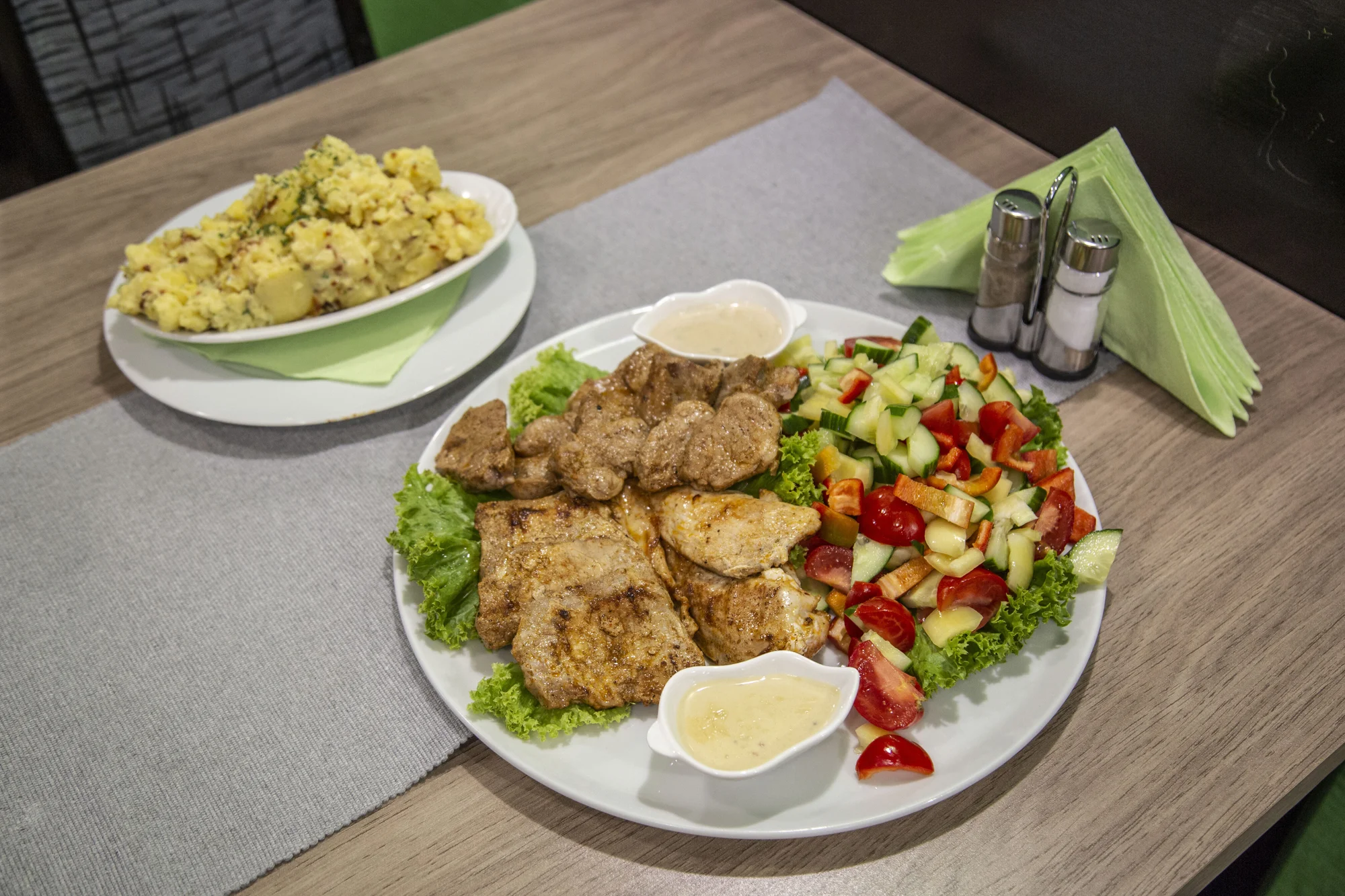 Steak menu z grilu až pro 3 jedlíky: vepřové i kuřecí maso, šťouchané brambory, omáčky a zelenina