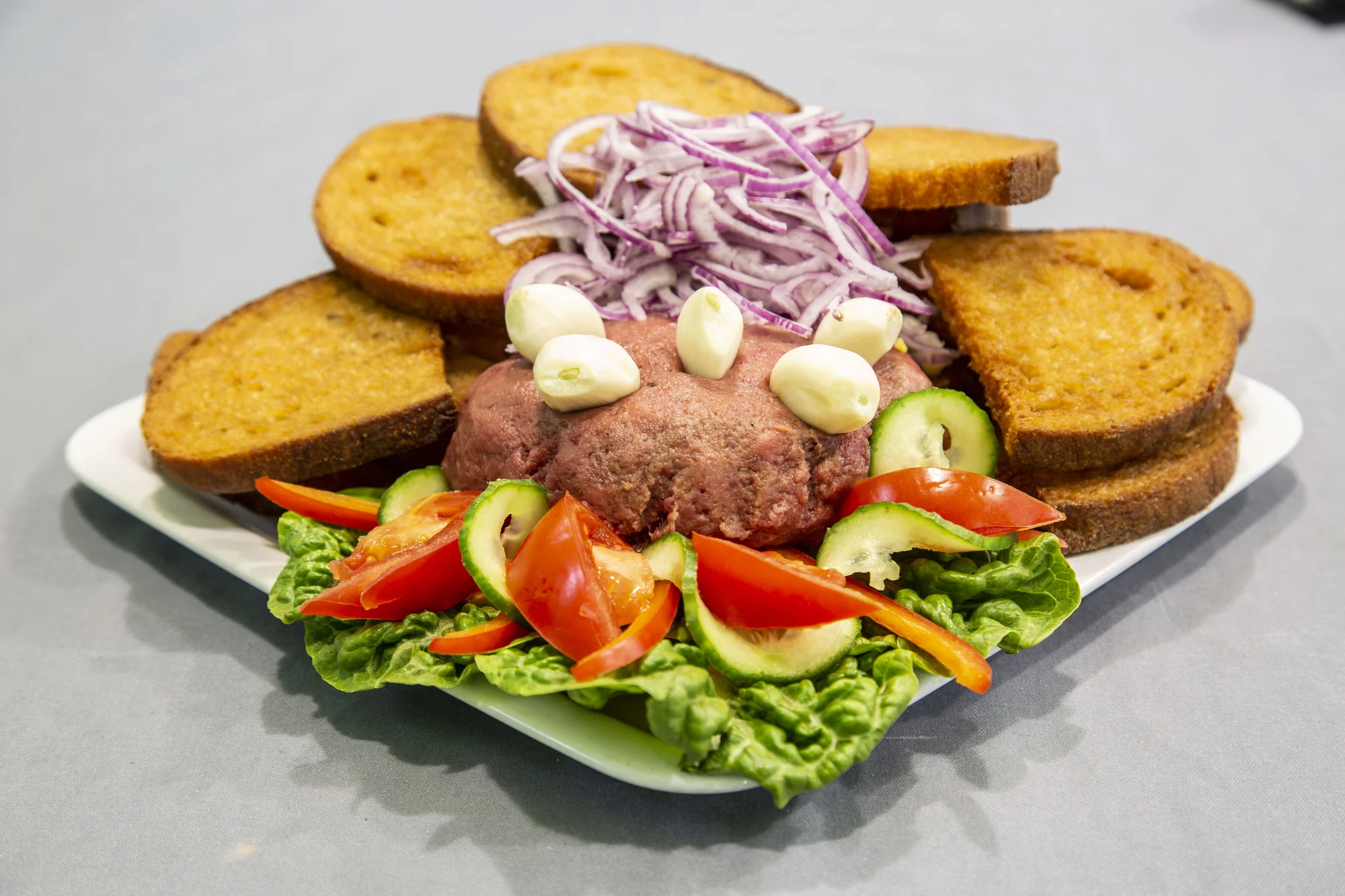 Pořádná porce až pro 3 jedlíky: 450g namíchaný tatarský biftek s topinkami