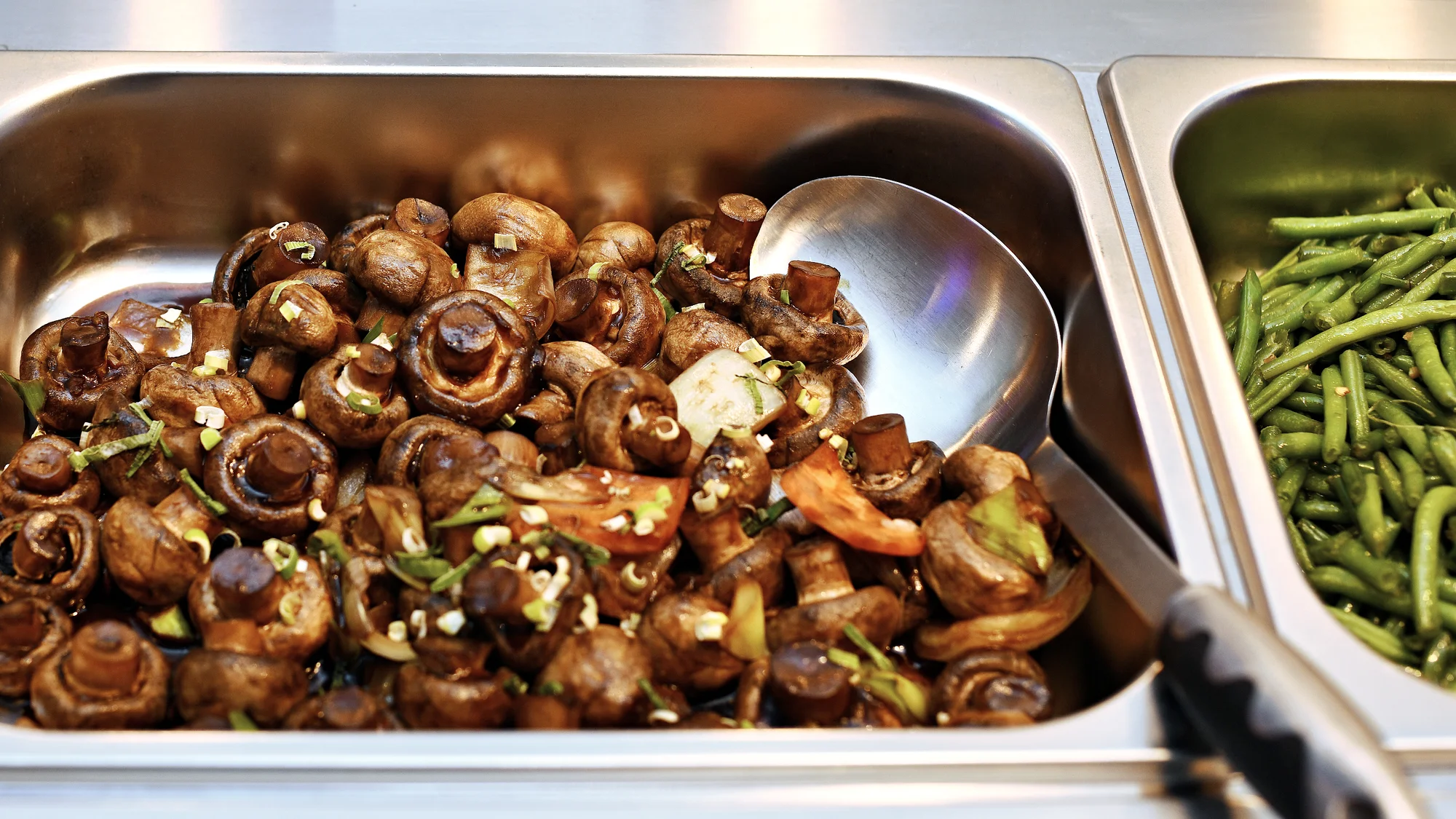 Snězte, co můžete v Bufet GoWok na Smíchově: sushi, wok i grilované speciality a nápoj