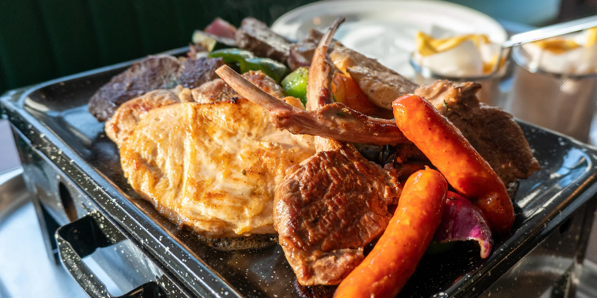 Masové pochoutky servírované přímo z grilu, zelenina a hranolky pro 2-3 osoby