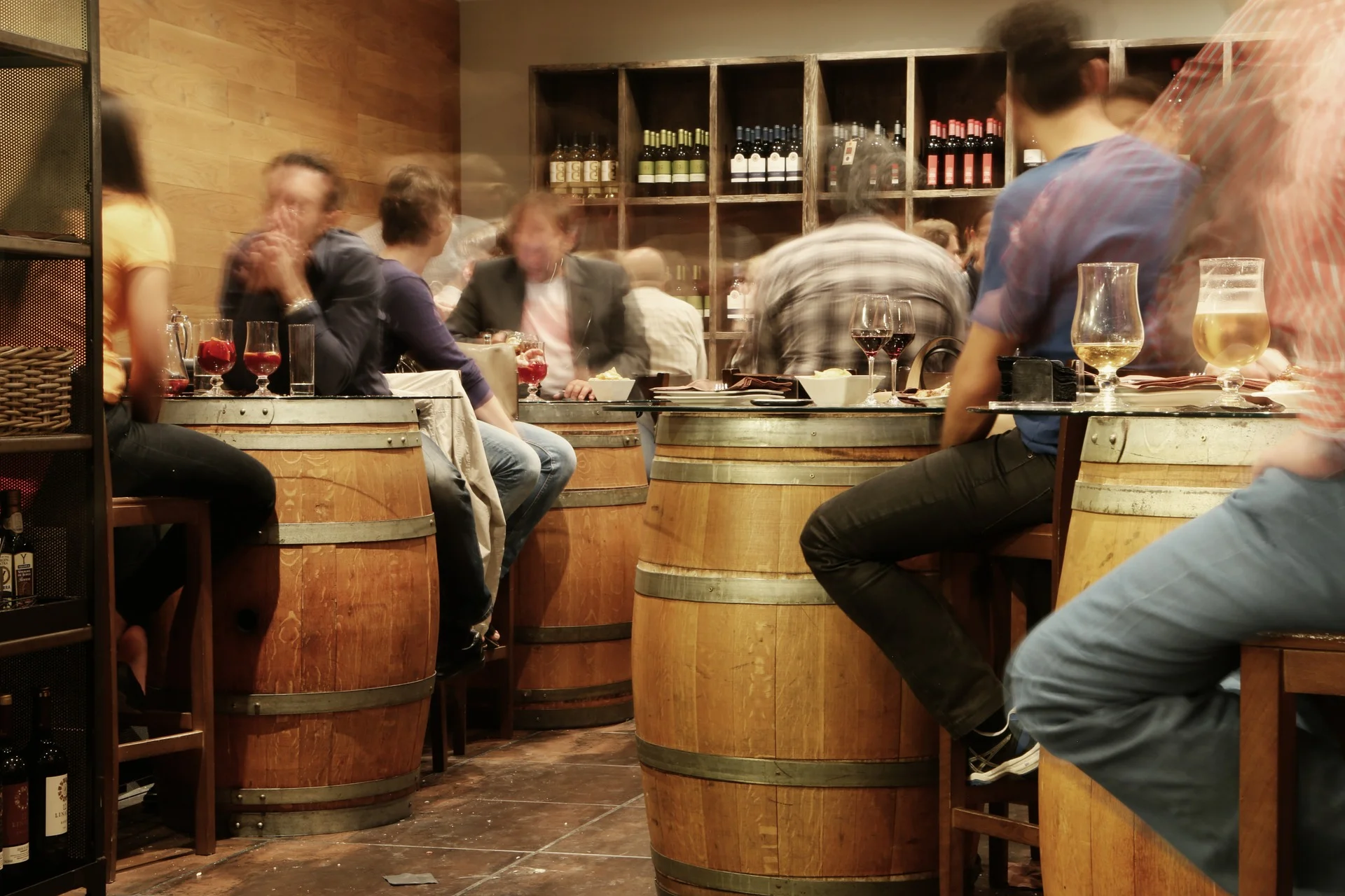 Nezapomenutelný večer s přáteli: Venkovní únikovka Tour de Beer nebo Tour de Wine v Praze!