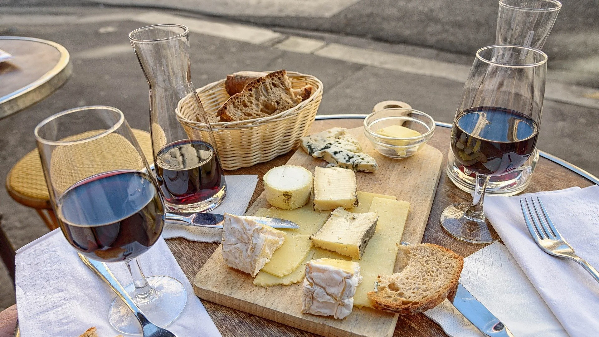 Zábavné detektivní hry s přáteli: Odhalte tajemství ve hrách Tour de Beer nebo Tour de Wine