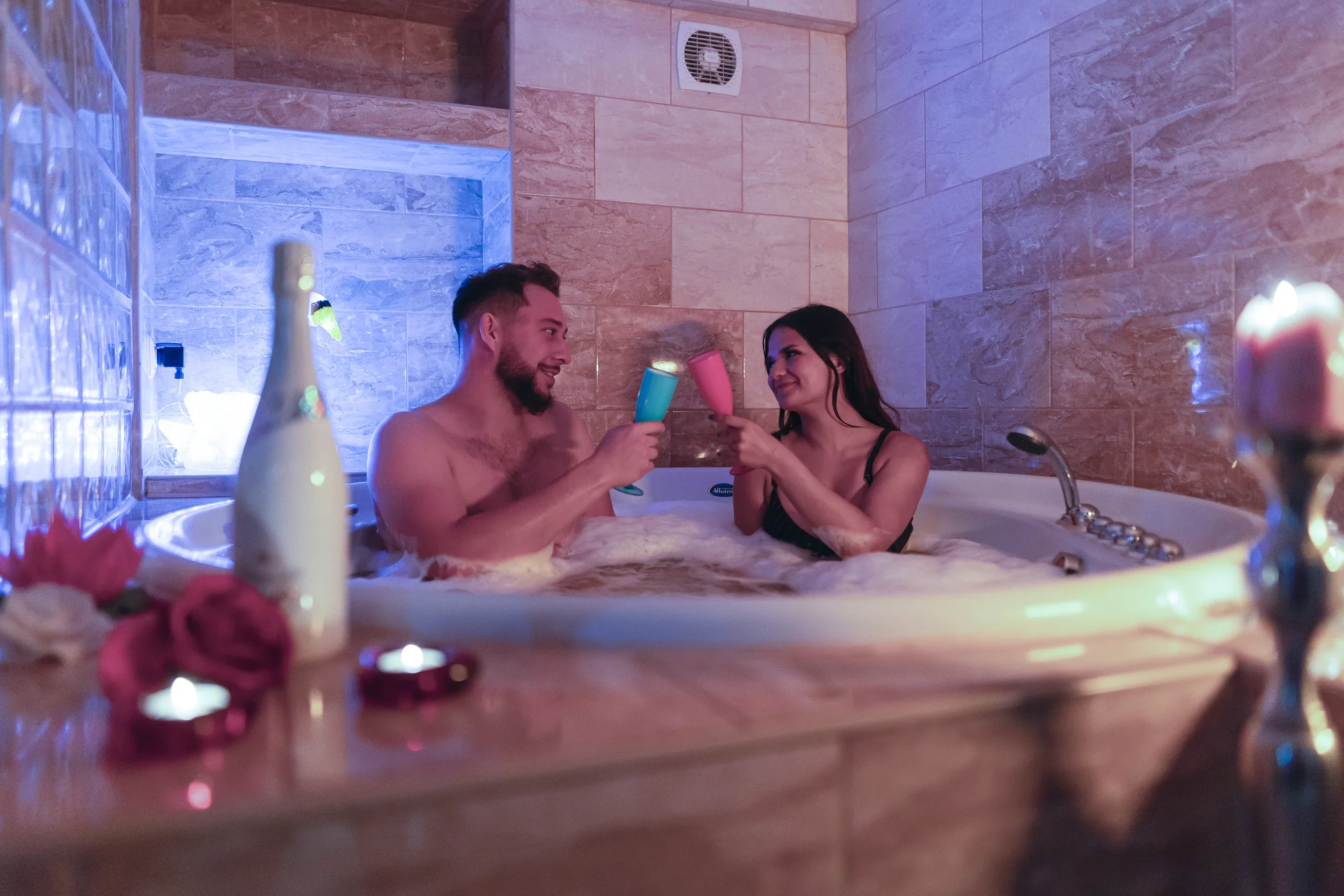 2 až 3 hodiny v ráji: Wellness balíček pro dva s vířivkou, zábalem nebo i sektem