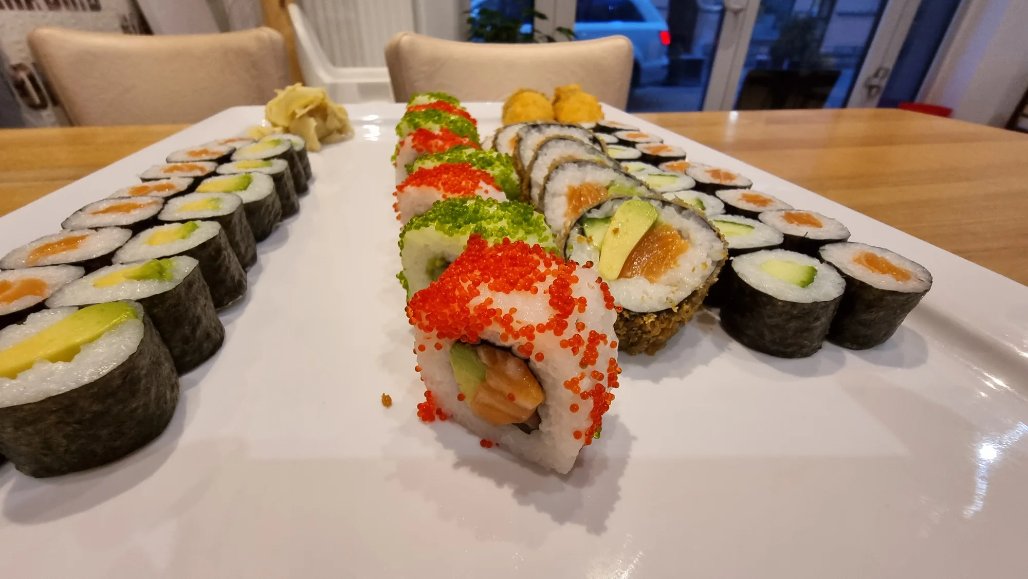 Pestrý set 56 nebo 68 ks sushi s lososem, okurkou i avokádem