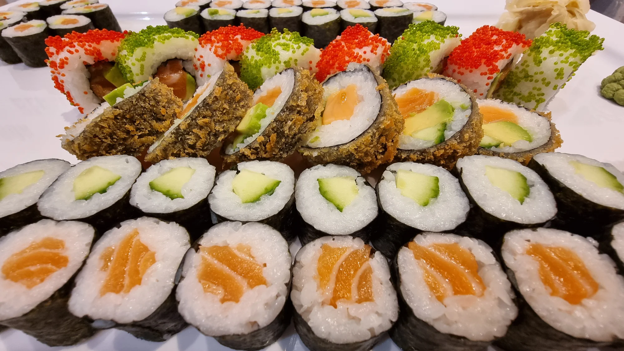 Pestrý set 56 nebo 68 ks sushi s lososem, okurkou i avokádem