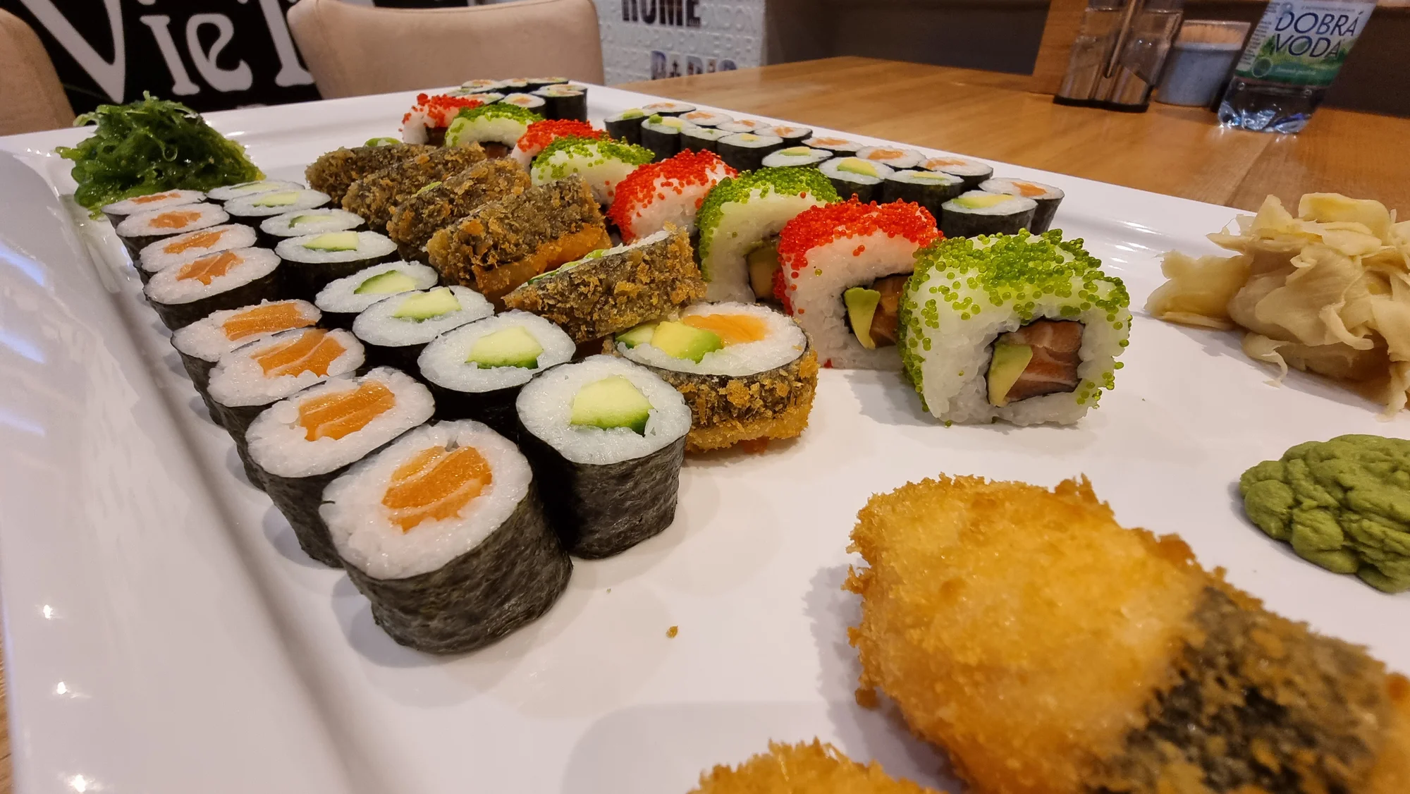 Pestrý set 56 nebo 68 ks sushi s lososem, okurkou i avokádem