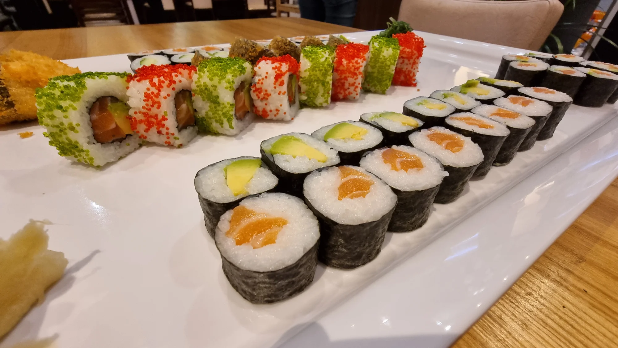 Pestrý set 56 nebo 68 ks sushi s lososem, okurkou i avokádem