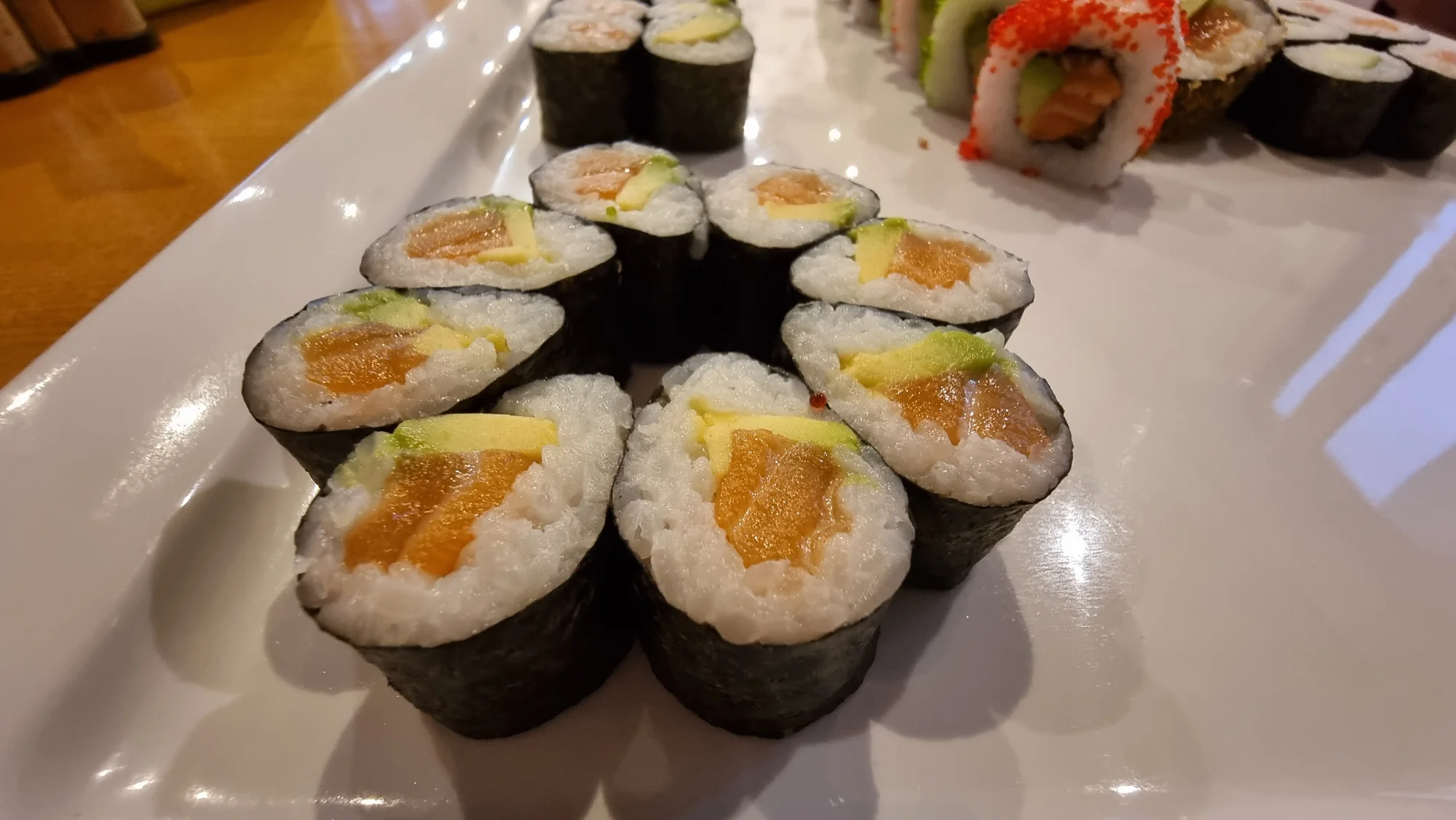 Pestrý set 56 nebo 68 ks sushi s lososem, okurkou i avokádem