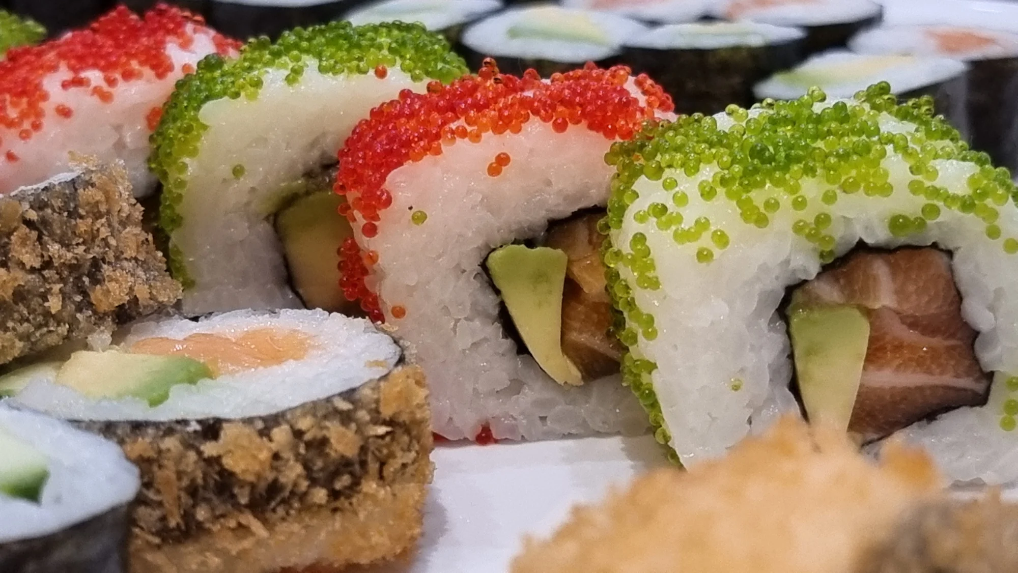 Pestrý set 56 nebo 68 ks sushi s lososem, okurkou i avokádem