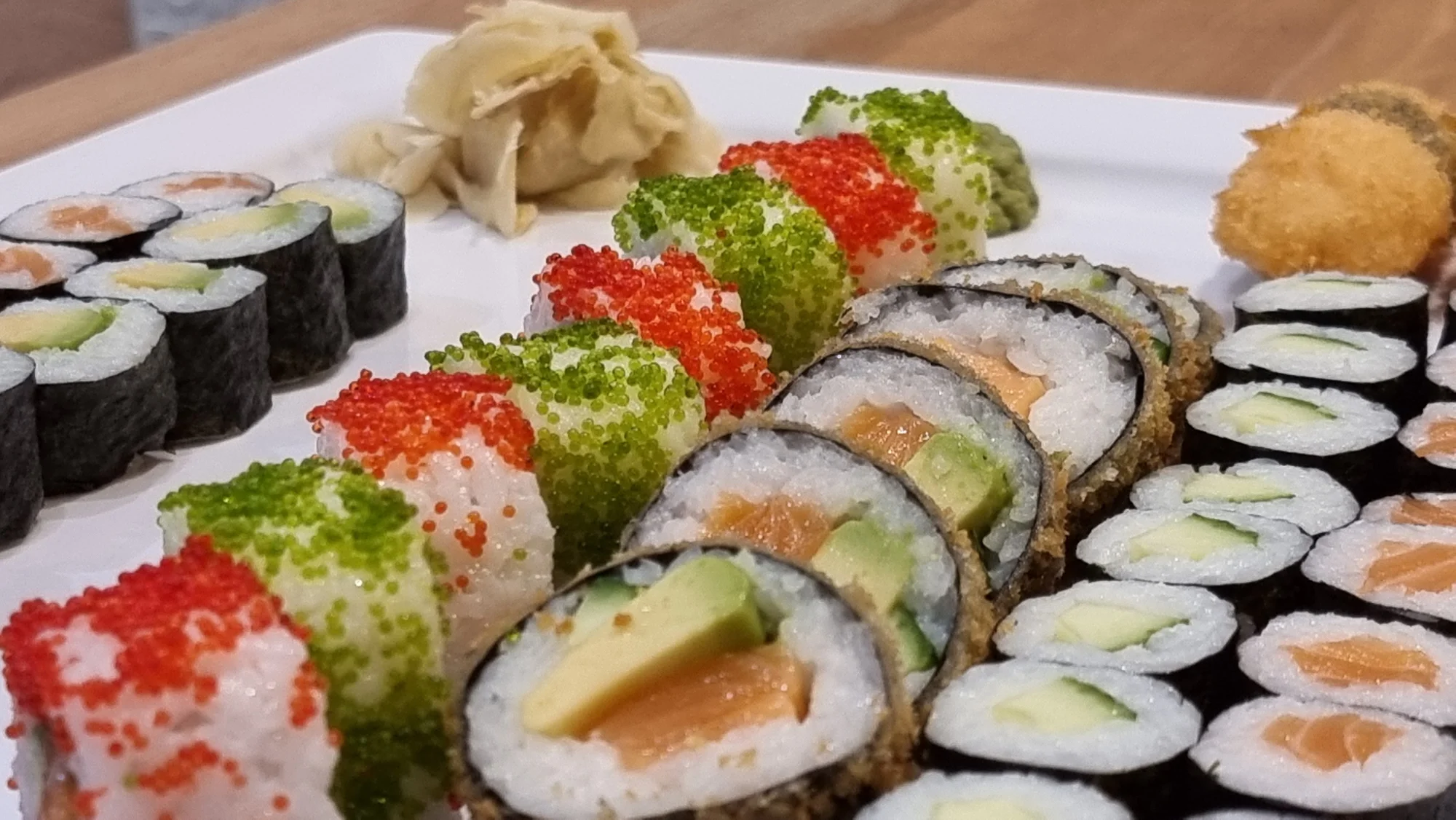 Pestrý set 56 nebo 68 ks sushi s lososem, okurkou i avokádem