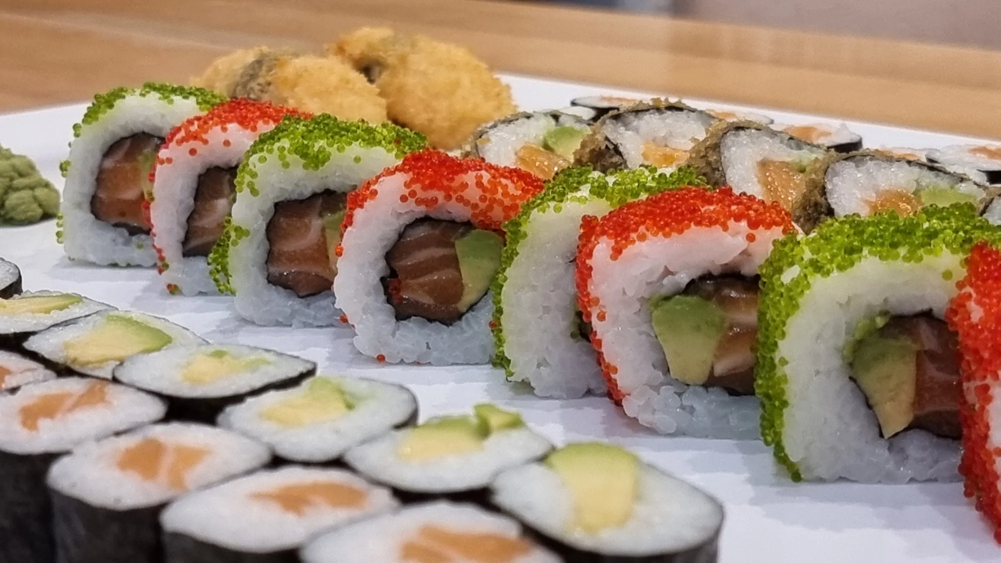 Pestrý set 56 nebo 68 ks sushi s lososem, okurkou i avokádem