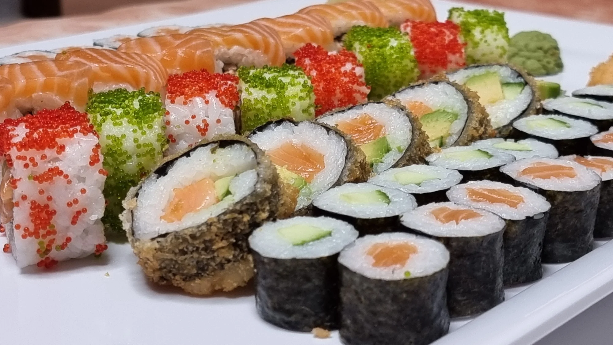 Pestrý set 56 nebo 68 ks sushi s lososem, okurkou i avokádem
