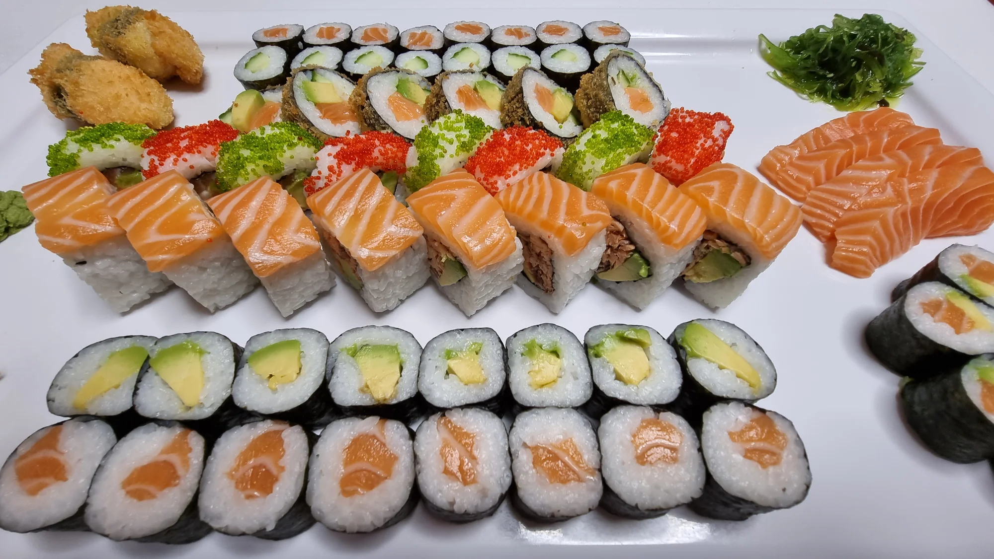 Pestrý set 56 nebo 68 ks sushi s lososem, okurkou i avokádem