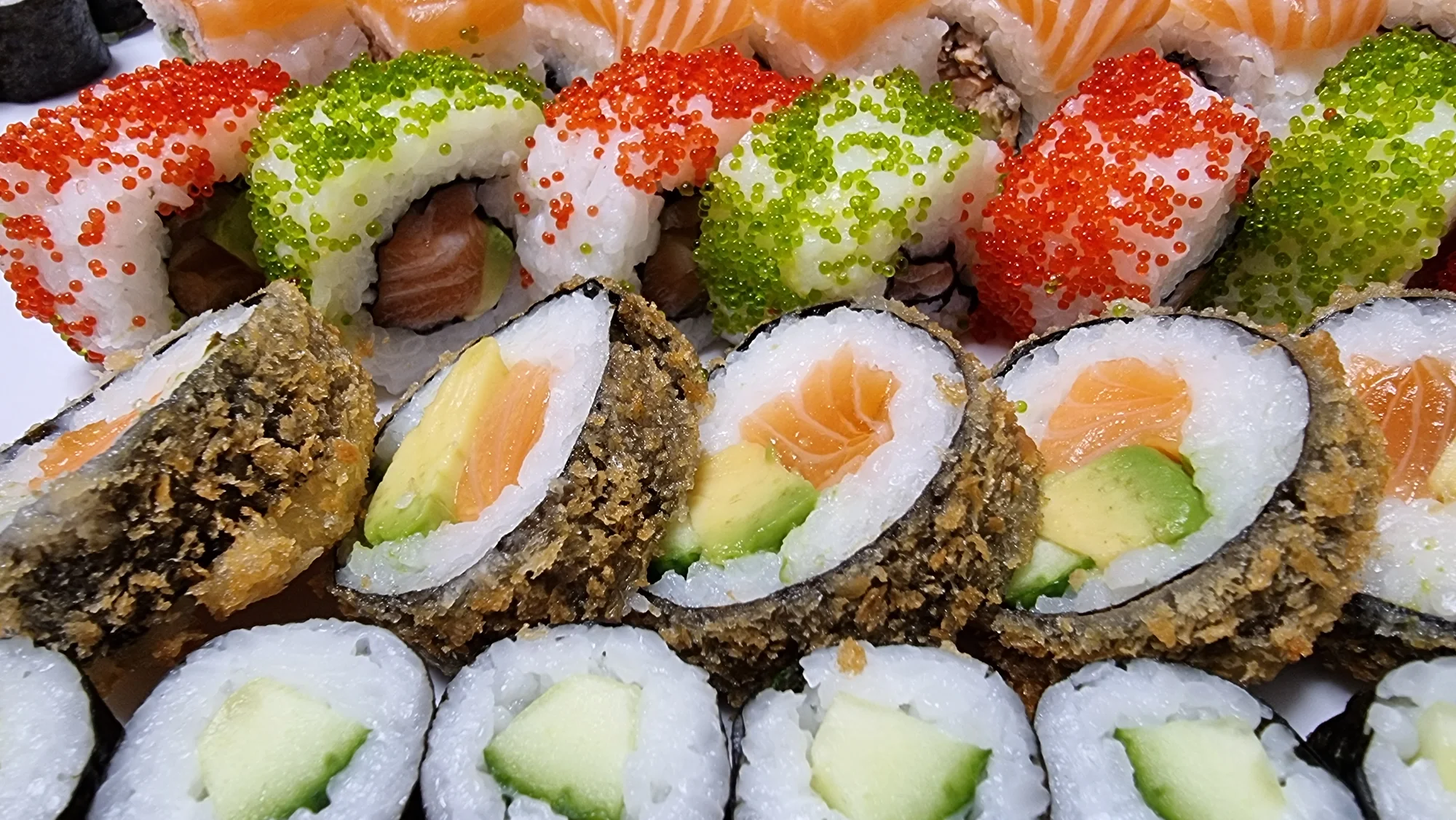Pestrý set 56 nebo 68 ks sushi s lososem, okurkou i avokádem