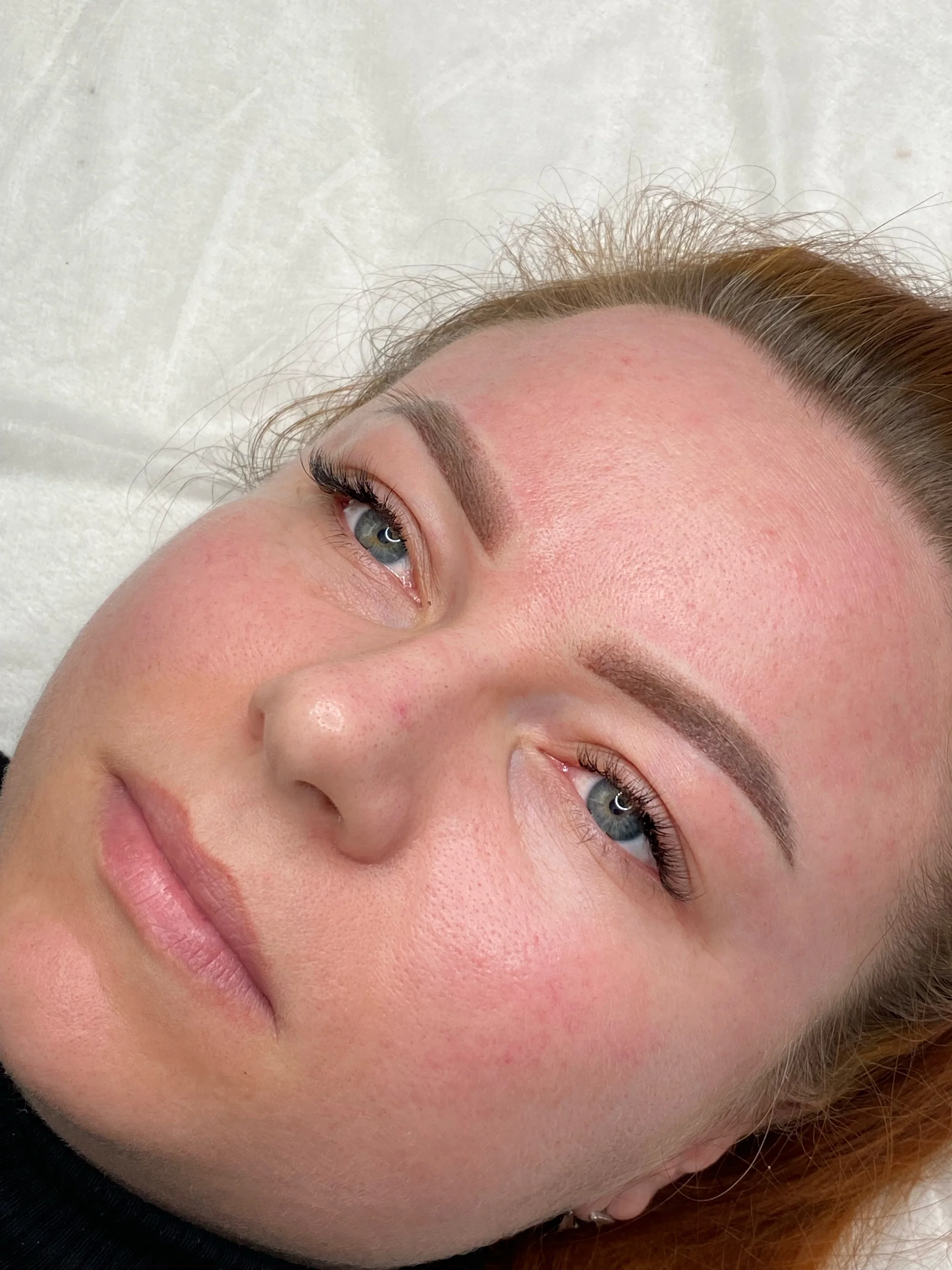 Permanentní make-up: oční linky, obočí pudrovou metodou i výplň rtů