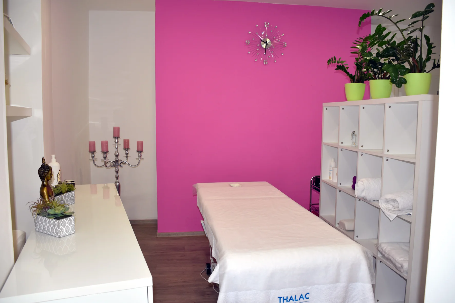 Sůl Fudu s vysokým obsahem hořčíku: peeling zad s masáží nebo masáž trapézů, zad a nohou