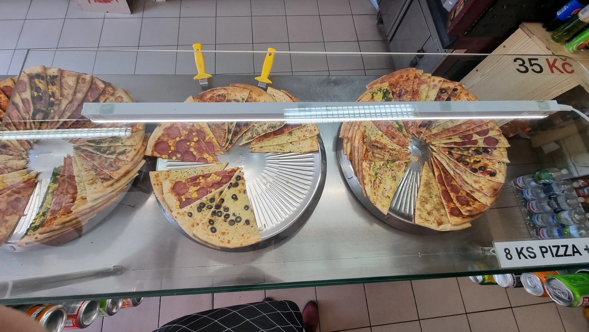 Jeden či osm kousků pizzy dle výběru i smažený sýr v bulce s tatarkou