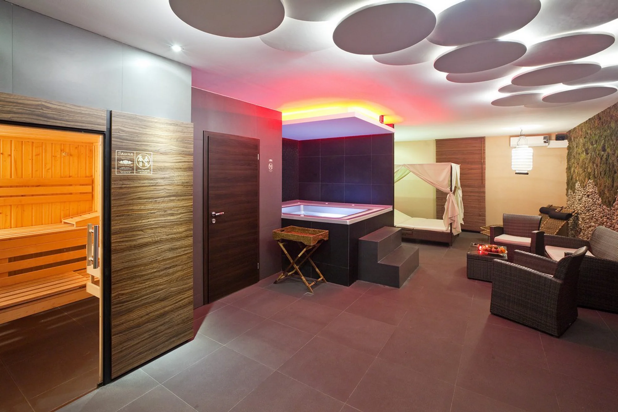 1 či 2 hodiny privátního wellness až pro 10 osob: bazén, finská i solno-bylinková sauna a vířivka